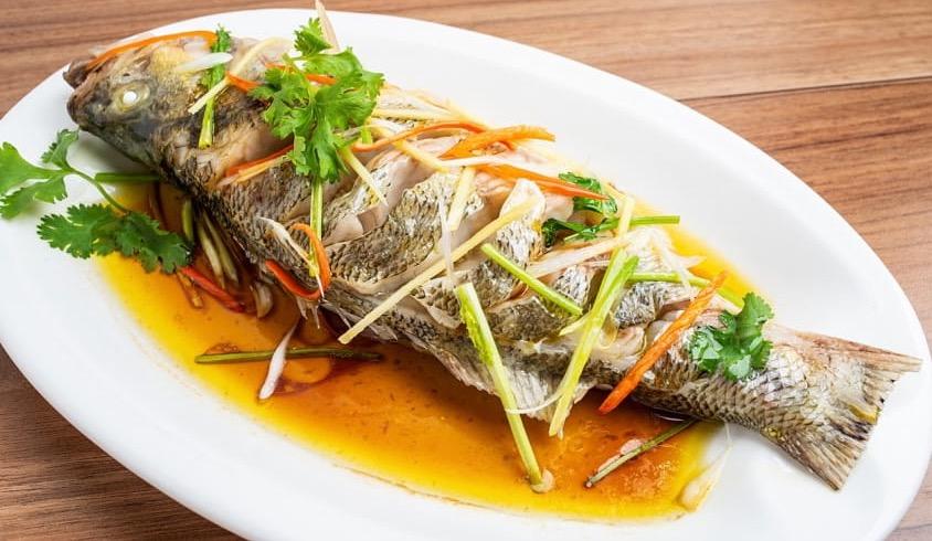ត្រីស្ពុងចំហុយទឹកស៊ីអ៊ីវ Steamed Seabass with Soy Sauce