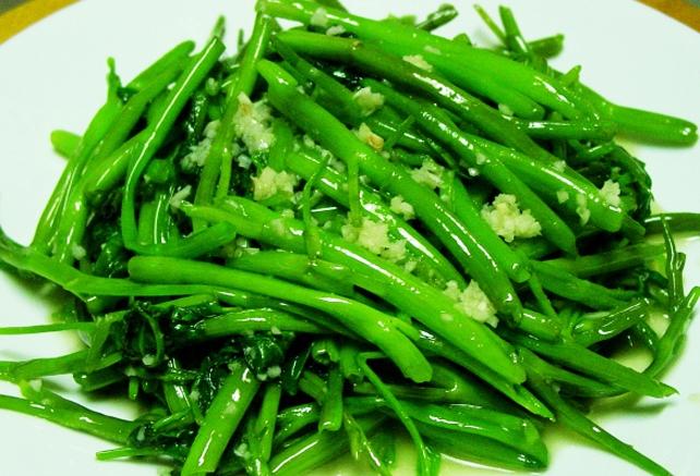 ឆាត្រកួនខ្ទឹមស Stir-Fried Water Convolvulus with Garlic