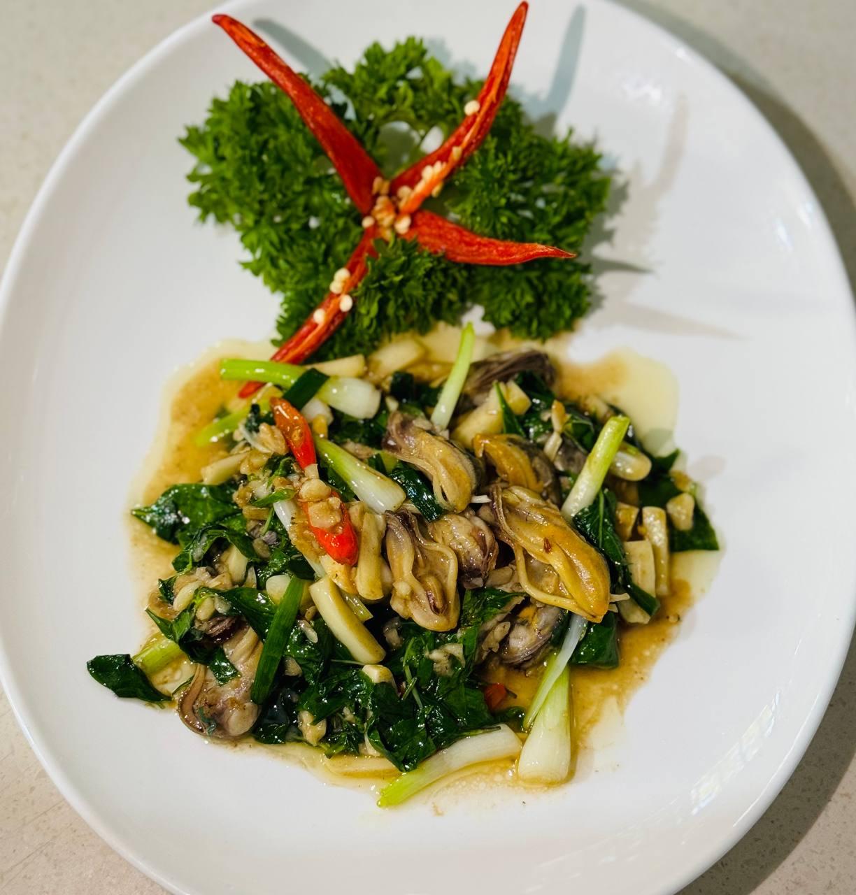គ្រុំចំពុះទាឆាជីនាងវង (Fried Blue Mussel with Basil)