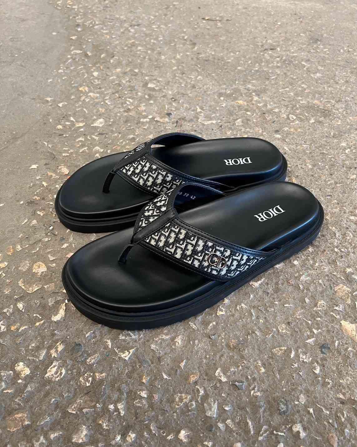 ស្បែកជើង Dior 