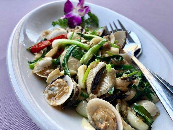 លៀសមុទ្រឆាជីនាងវង Fried Clams with Khmer Basil