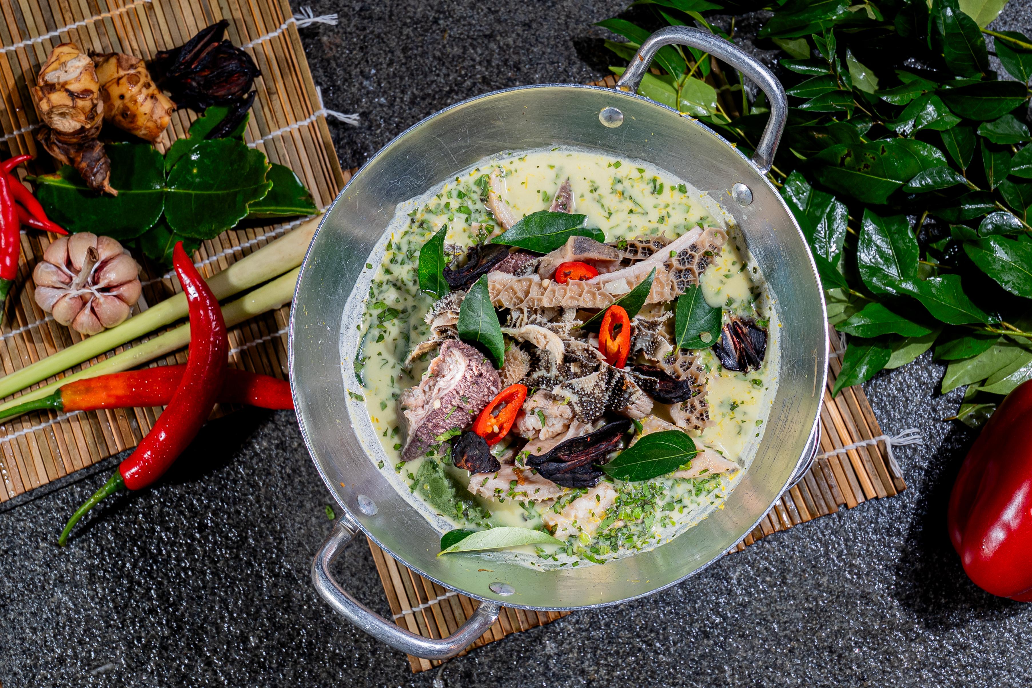 ម្ជូរគ្រឿងពោះគោ Beef stomach with Khmer herbs sour soup 高棉香料酸汤牛肠