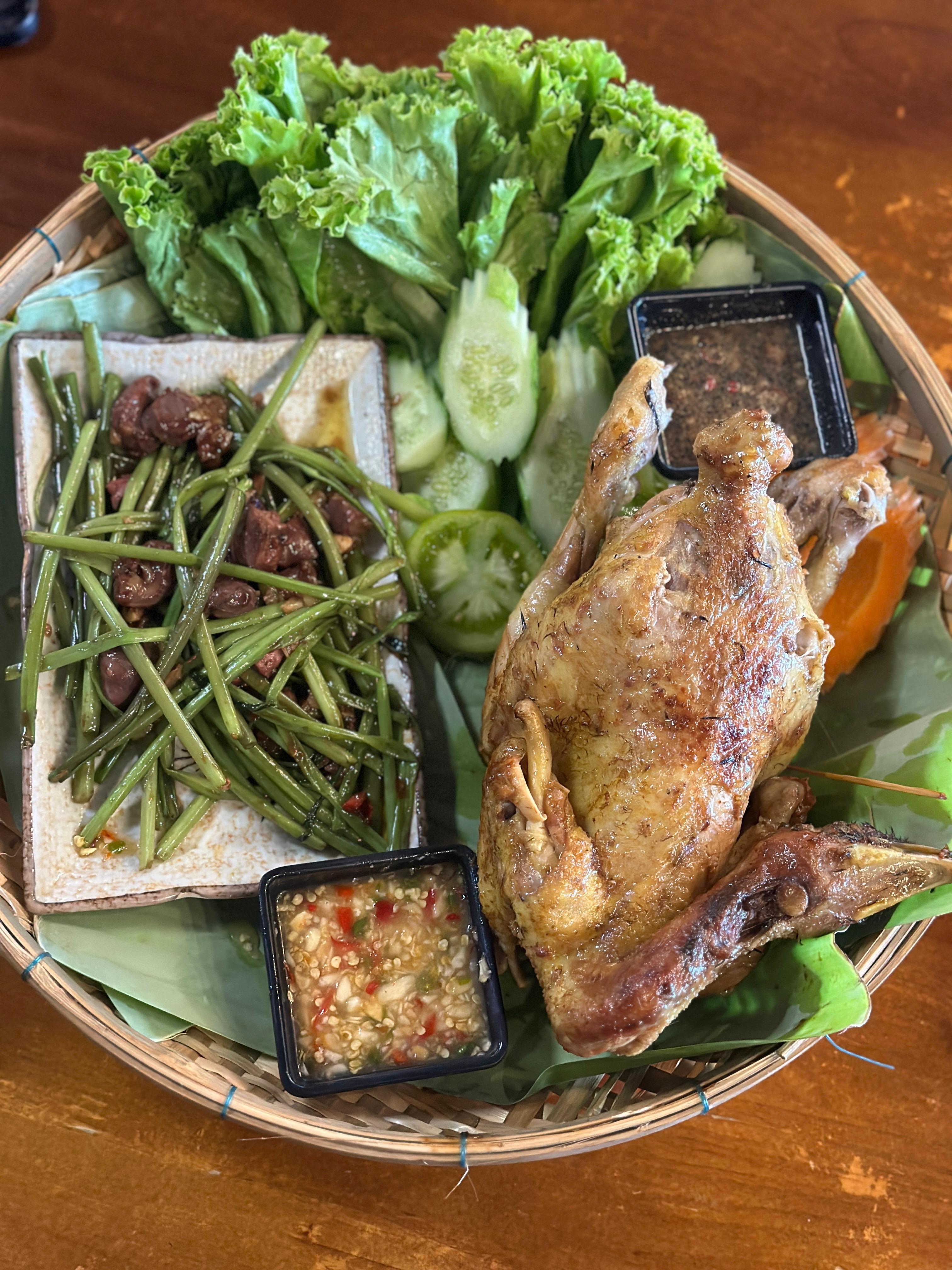 មាន់ដុតស្ពៃក្តោបរឺត្រយ៉ូងចេក