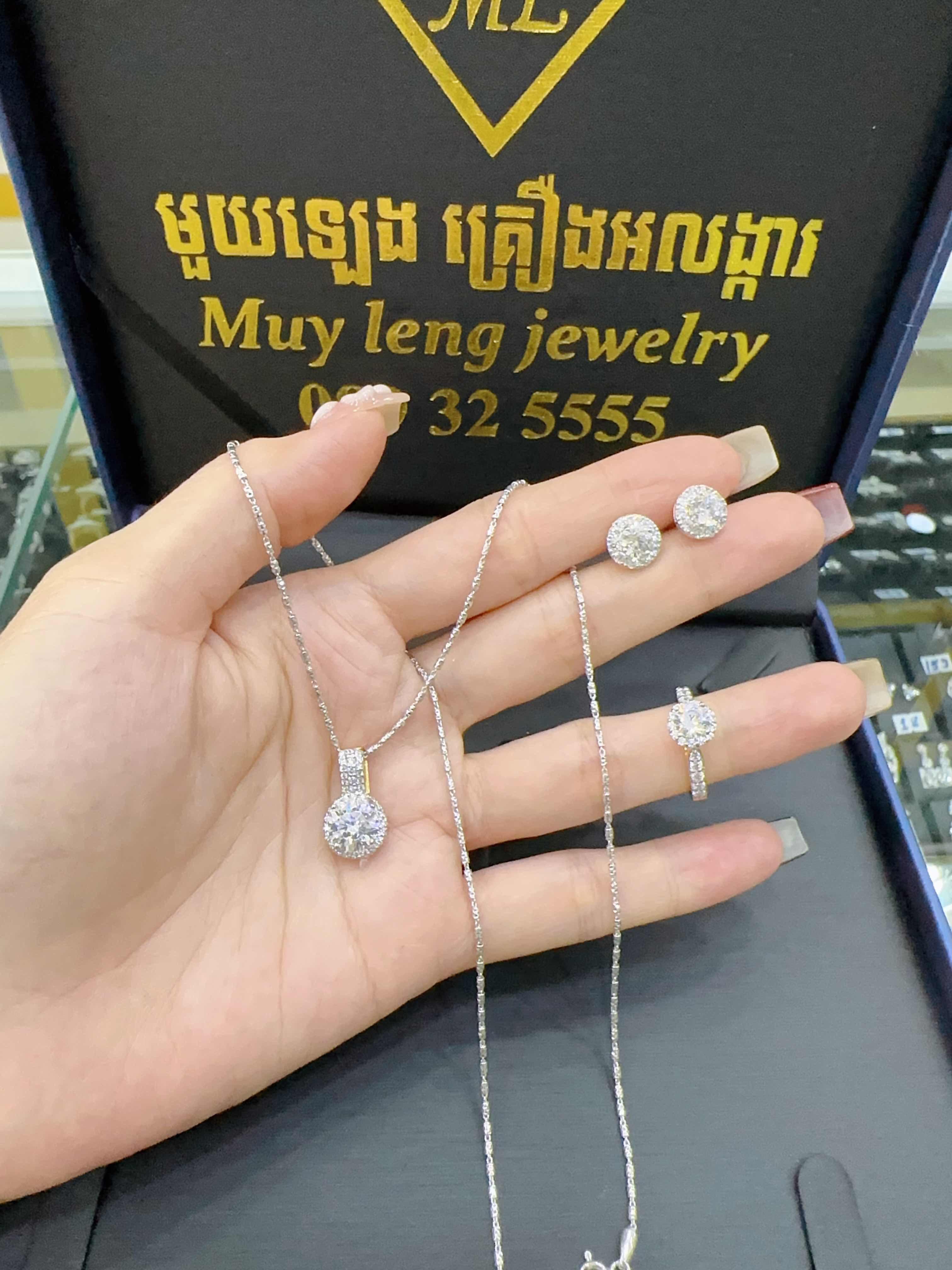 ឈុត