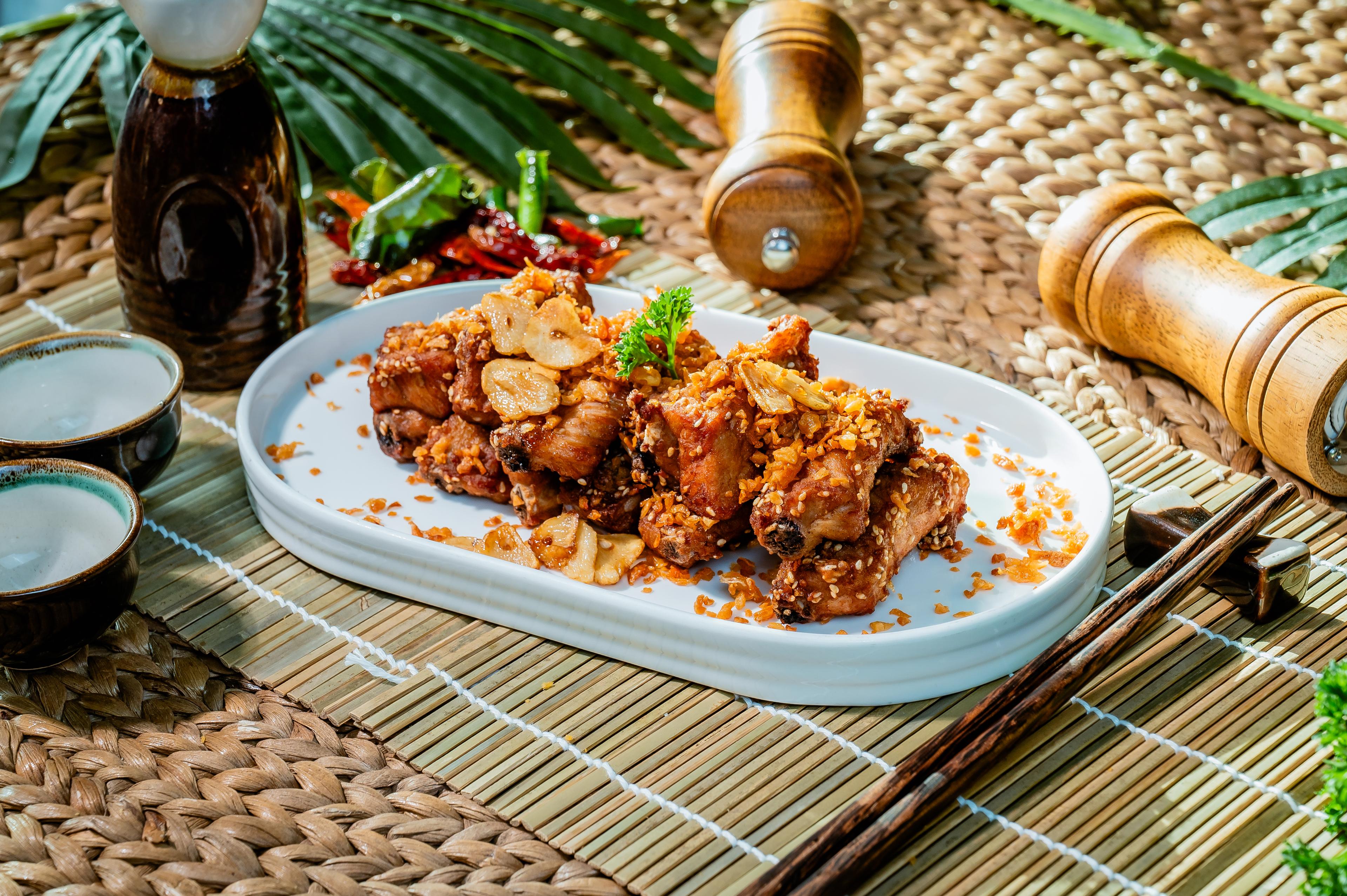 ឆ្អឹងជំនីជ្រូកបំពងខ្ទឹមស Deep fried pork ribs with golden garlic 蒜蓉炒排骨