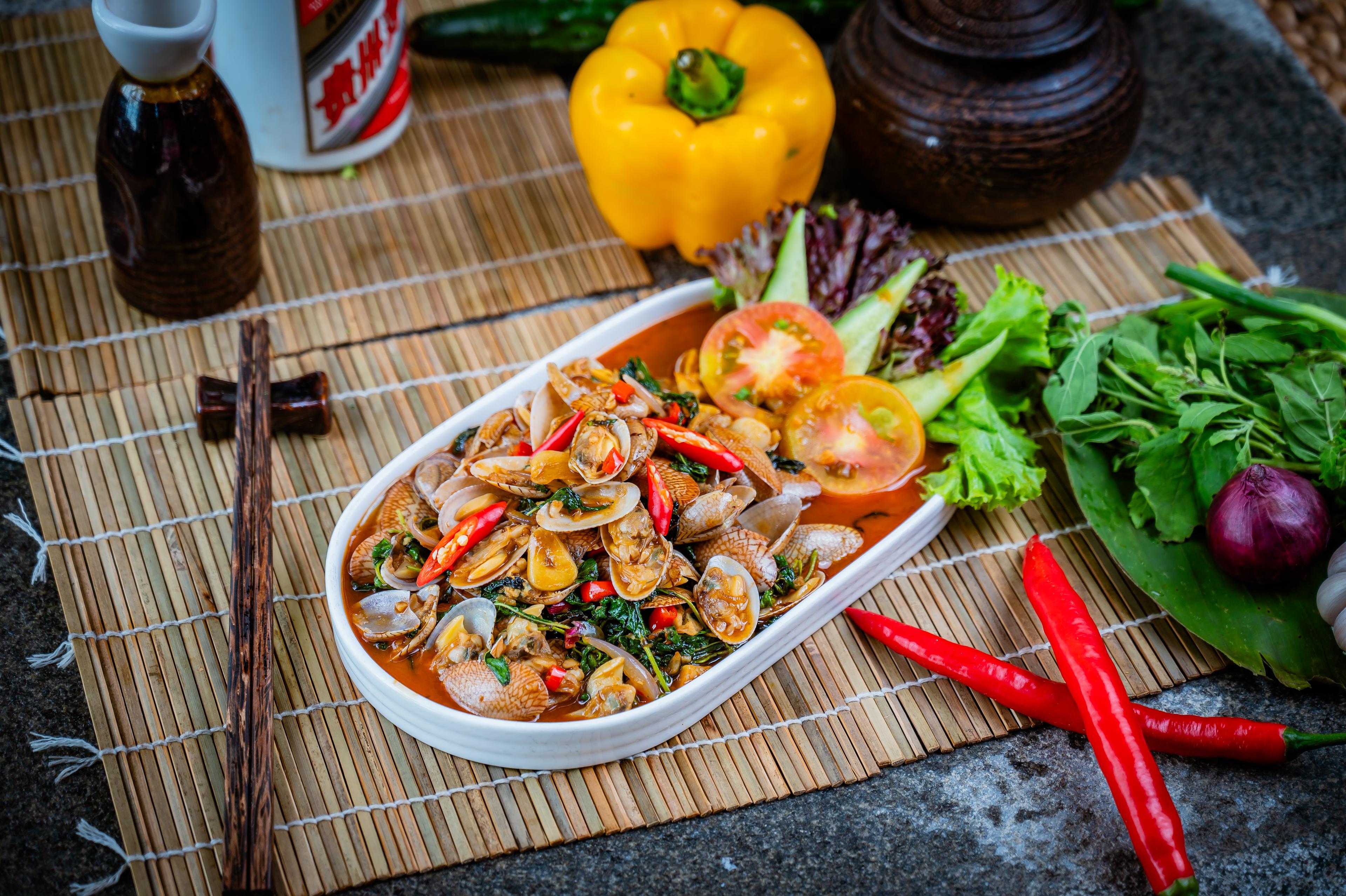 ខ្យងហូលឆាម្រះព្រៅ Stir fried white clam with holy basil 圣罗勒炒白蚬