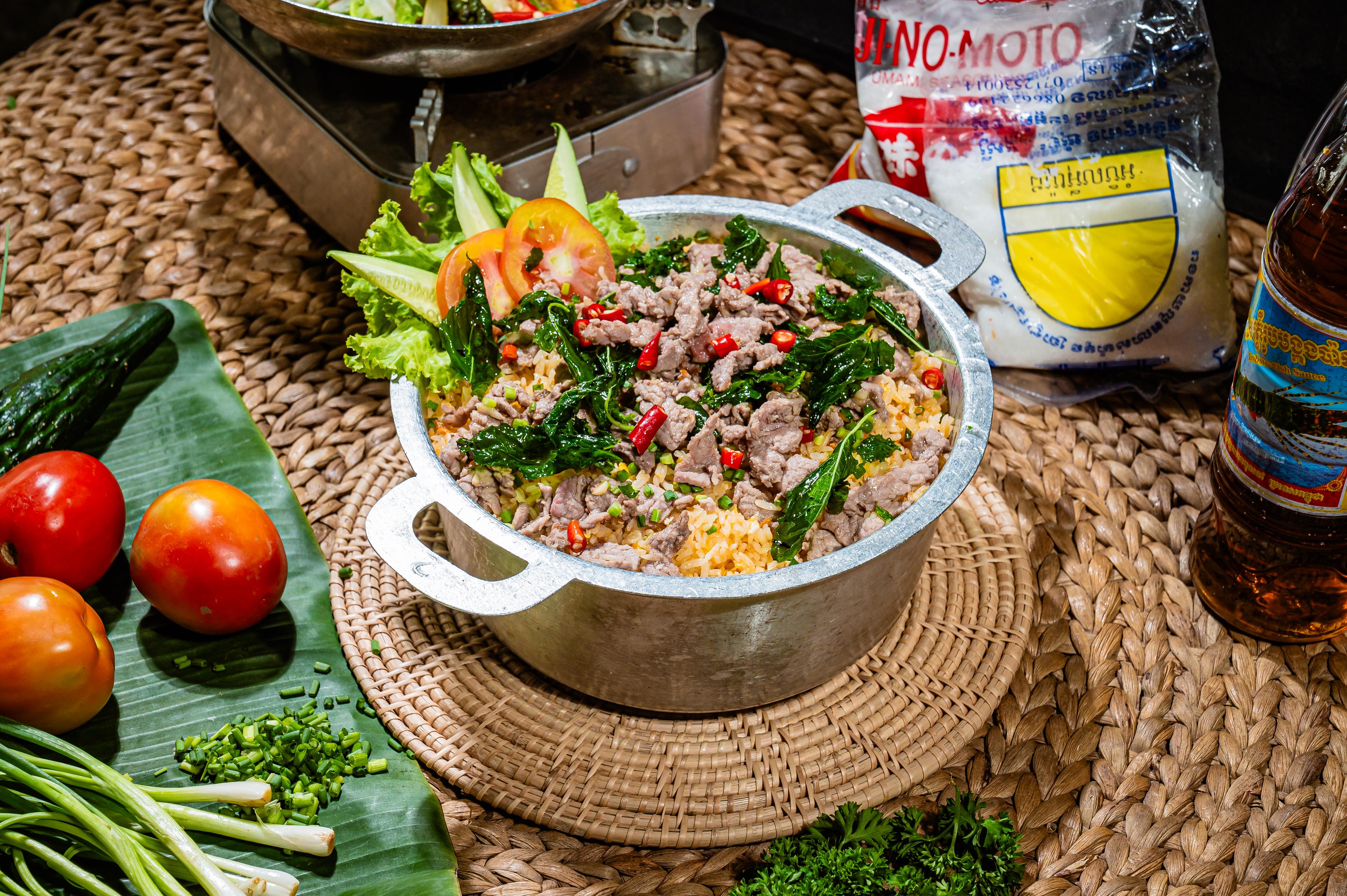 បាយឆាសាច់គោម្រះព្រៅ Beef fried rice with holy basil 圣罗勒牛肉炒饭