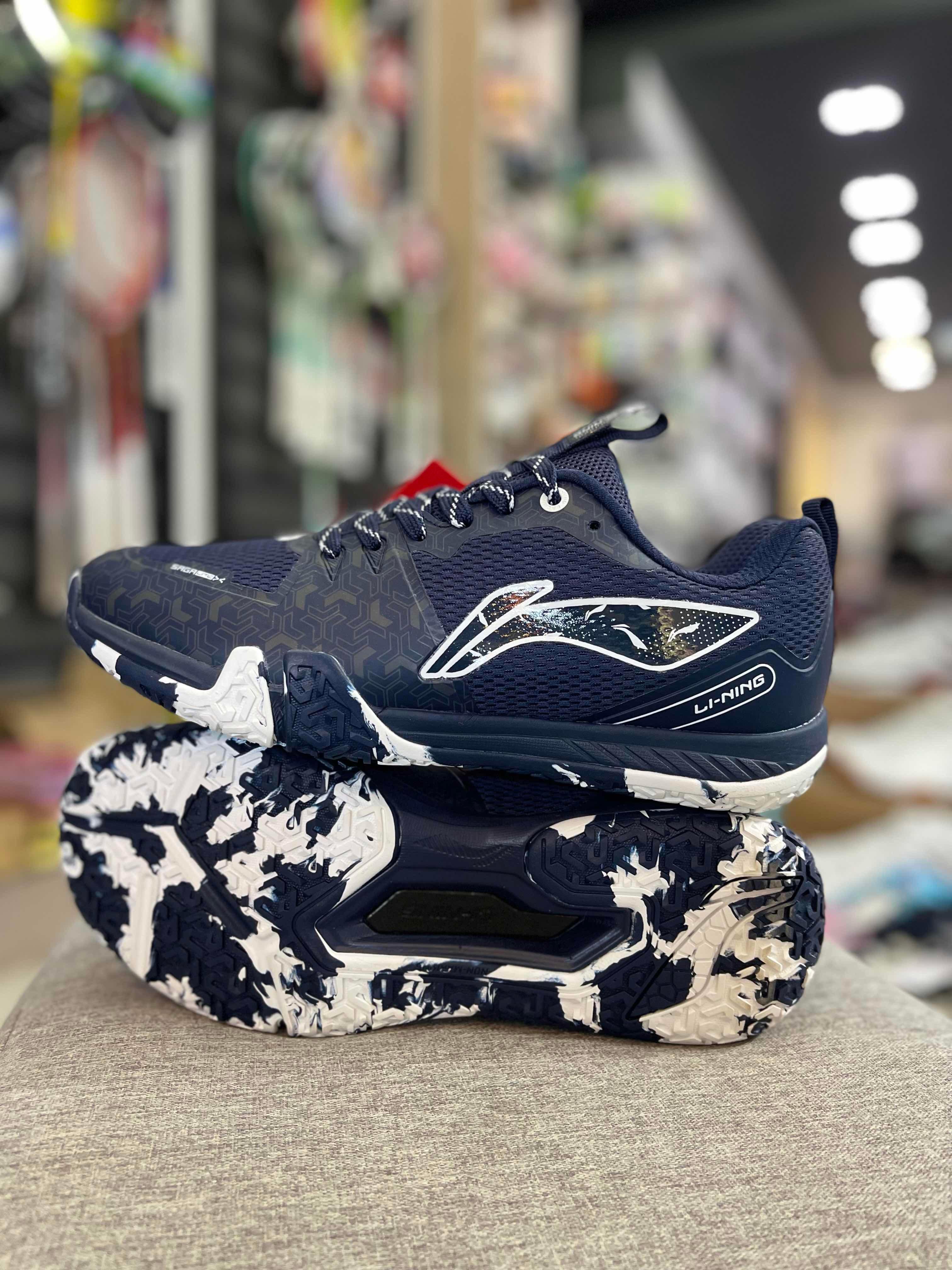 ស្បែកជើង Li-Ning ខៀវ