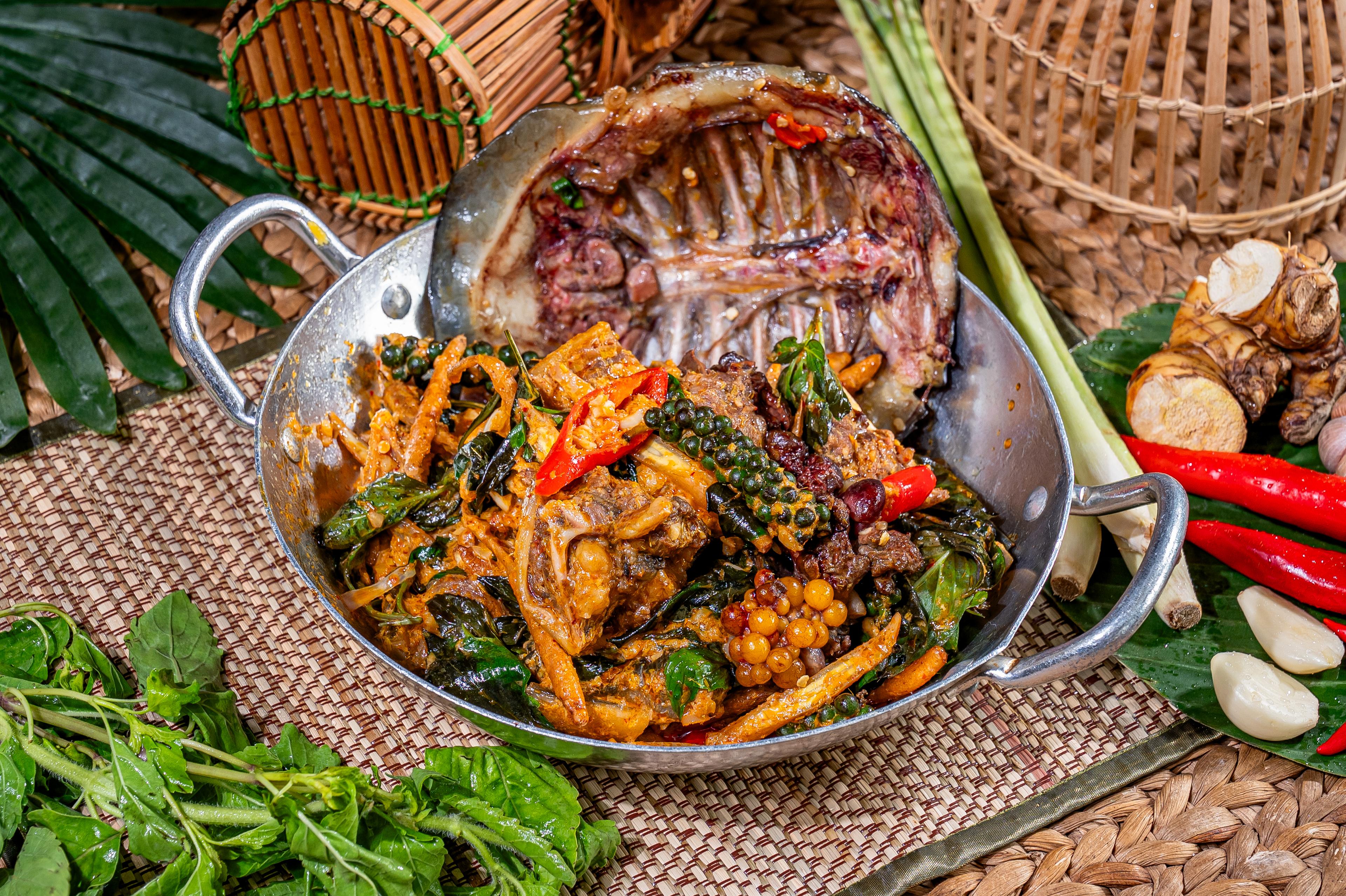កន្ធាយឆាកែង Stir fried turtle with traditional Khmer sauce 传统高棉酱炒甲鱼