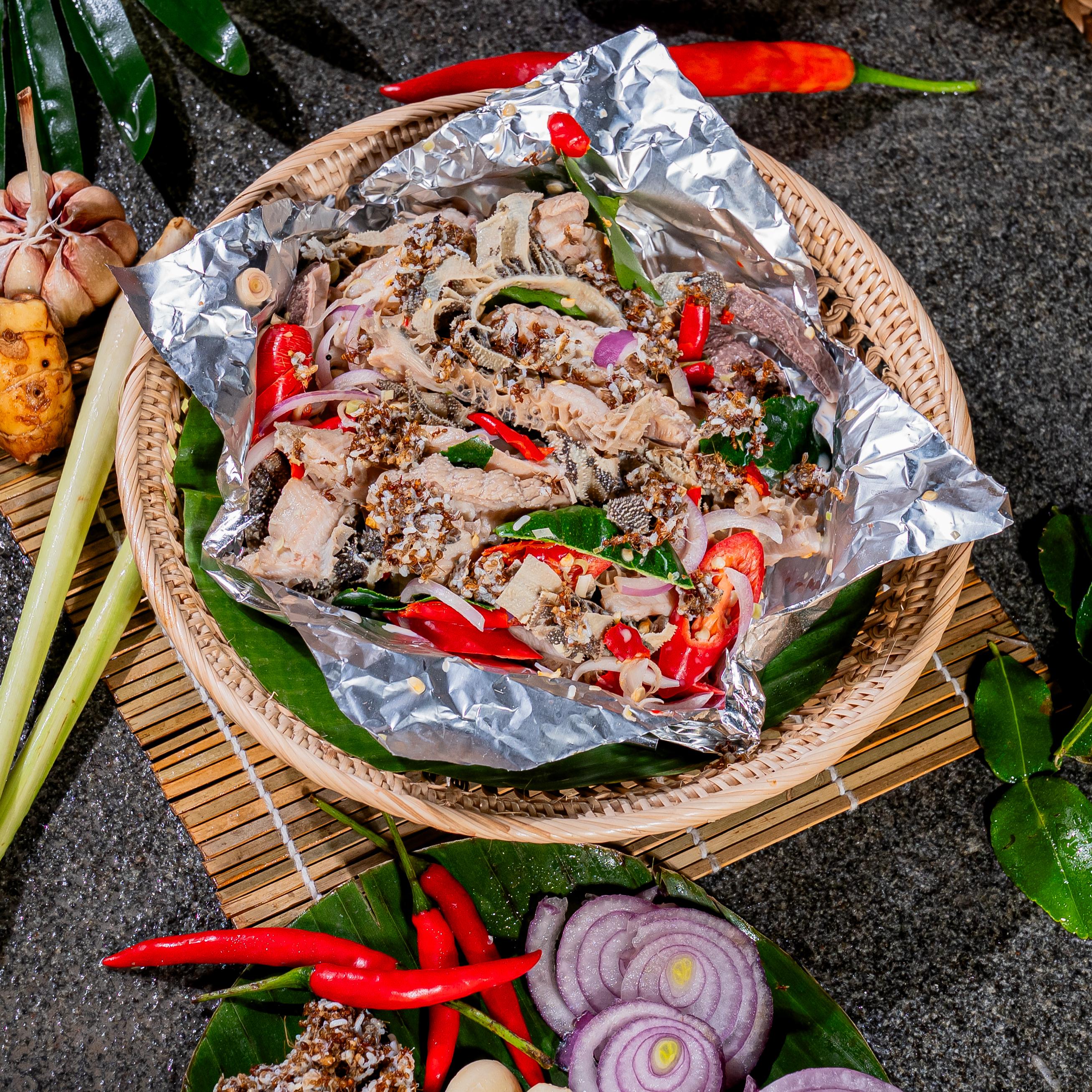 ពោះគោអប់អង្ក្រង Steamed beef stomach with tree ants & herbs 树蚁蒸牛肠