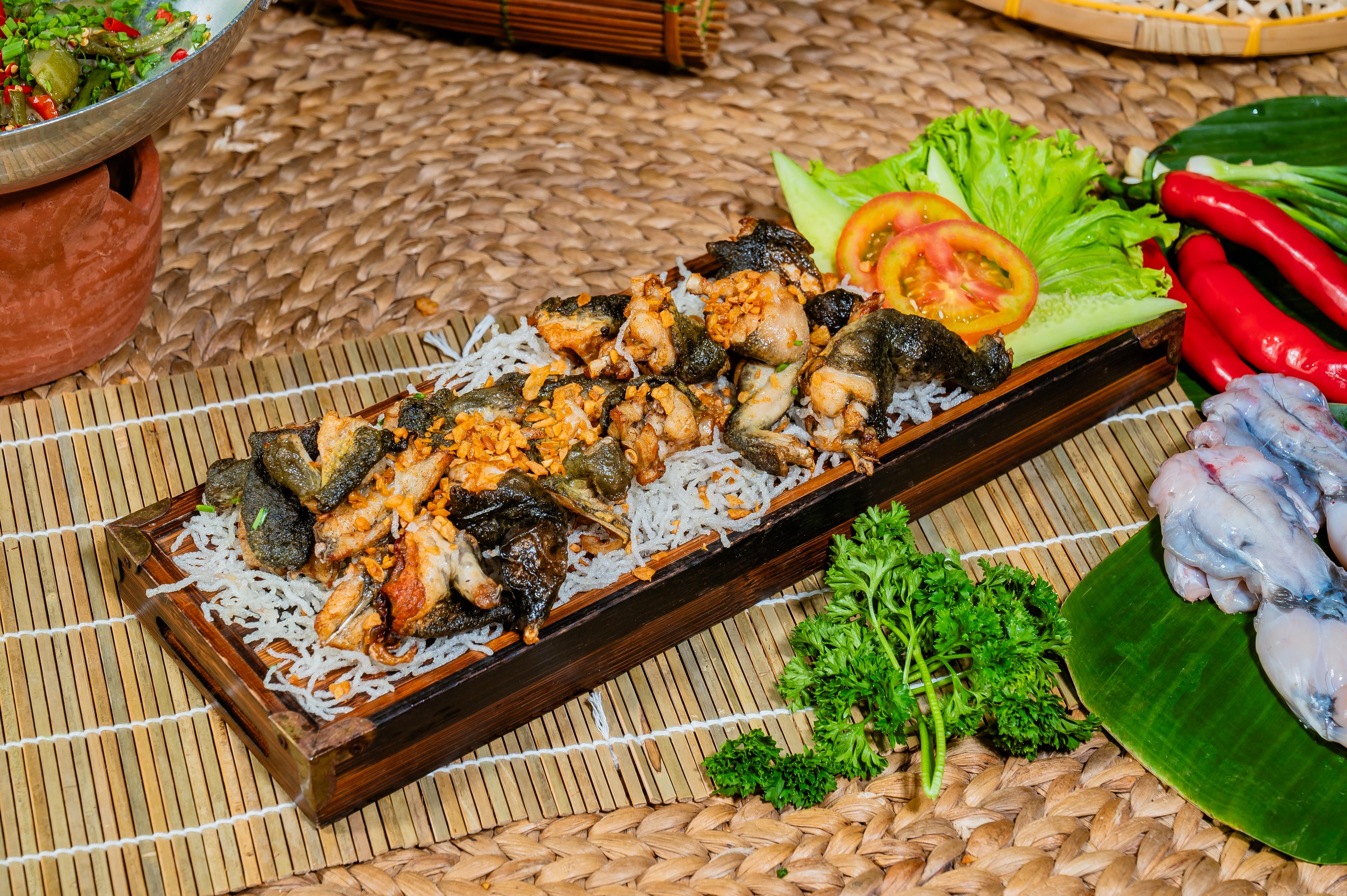 កង្កែបប៉ារ៉ាបំពងខ្ទឹមស Deep fries frog with crispy skin 炸青蛙皮脆