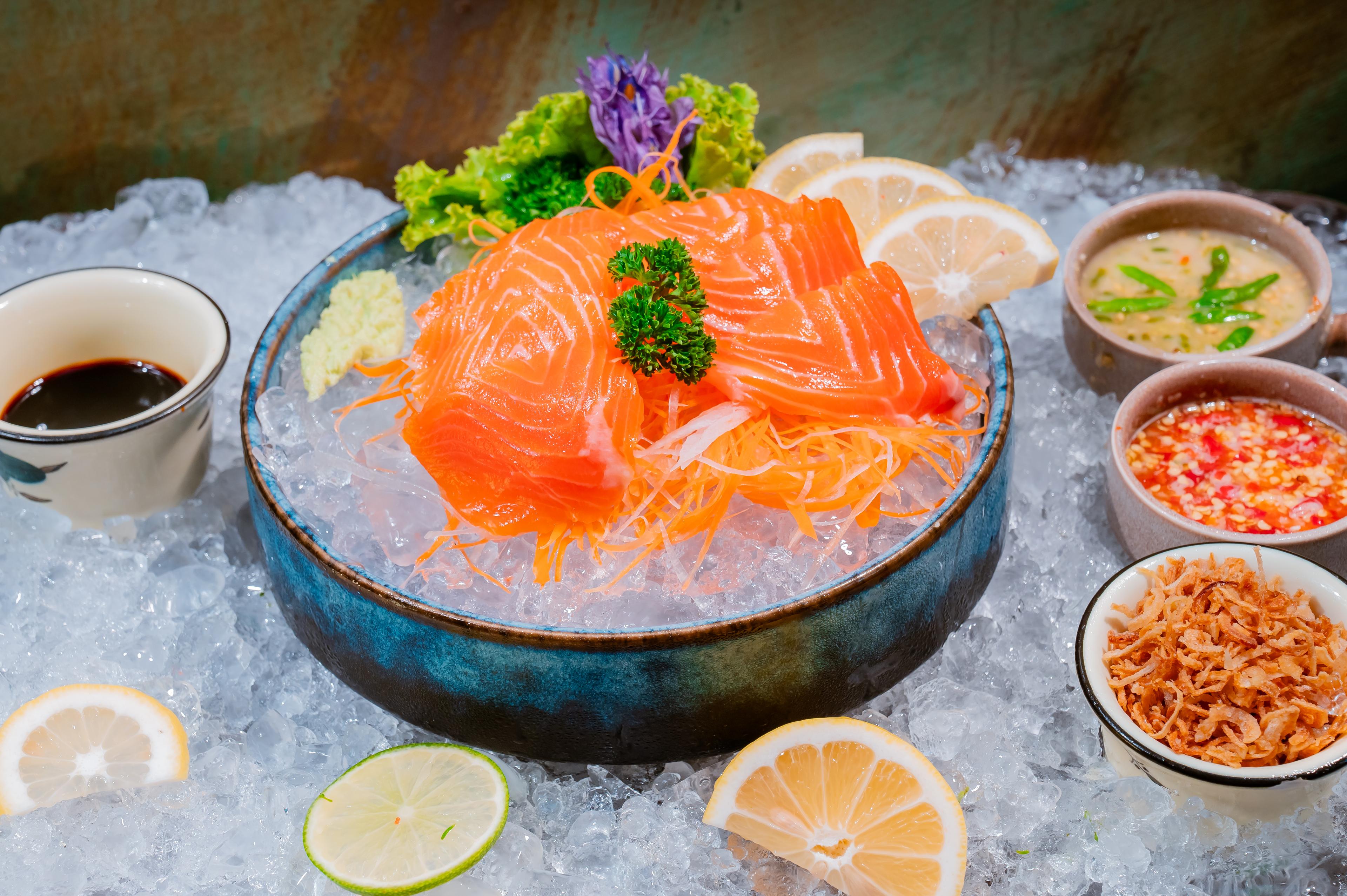ត្រីសាលម៉ុនស្រស់ Salmon sashimi 三文鱼刺身