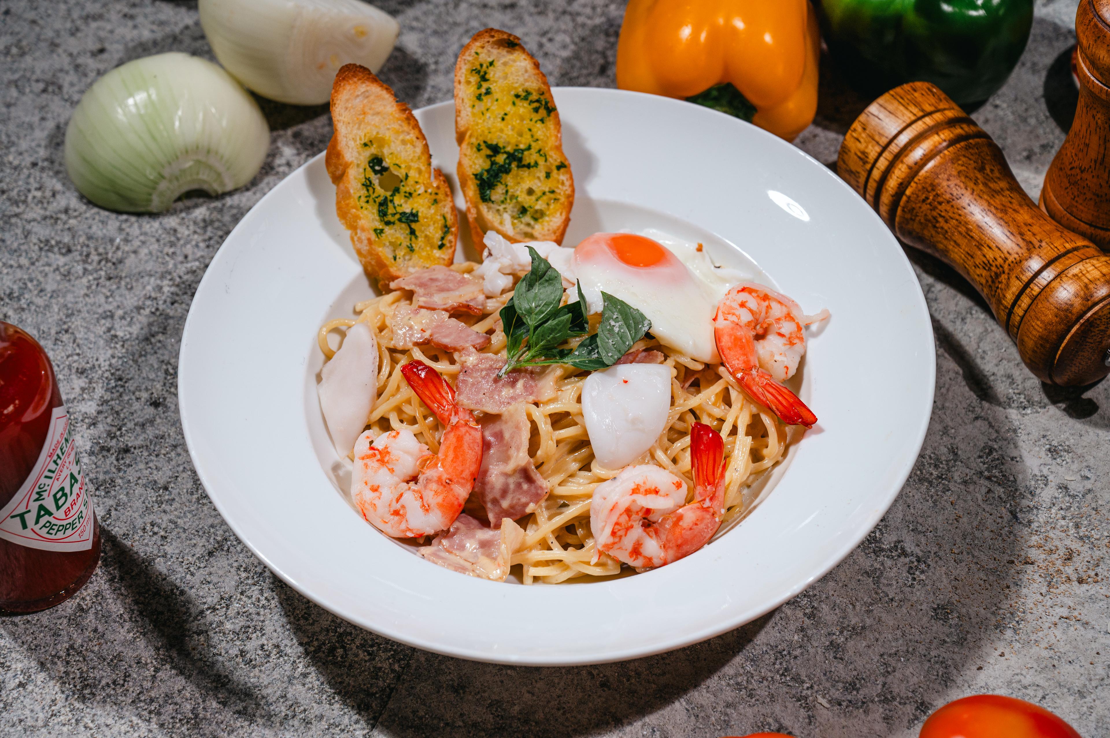 ស្ប៉ាហ្គេតទីកាបូណារ៉ាគ្រឿងសមុទ្រ Seafood carbonara spaghetti 海鲜培根蛋面意大利面