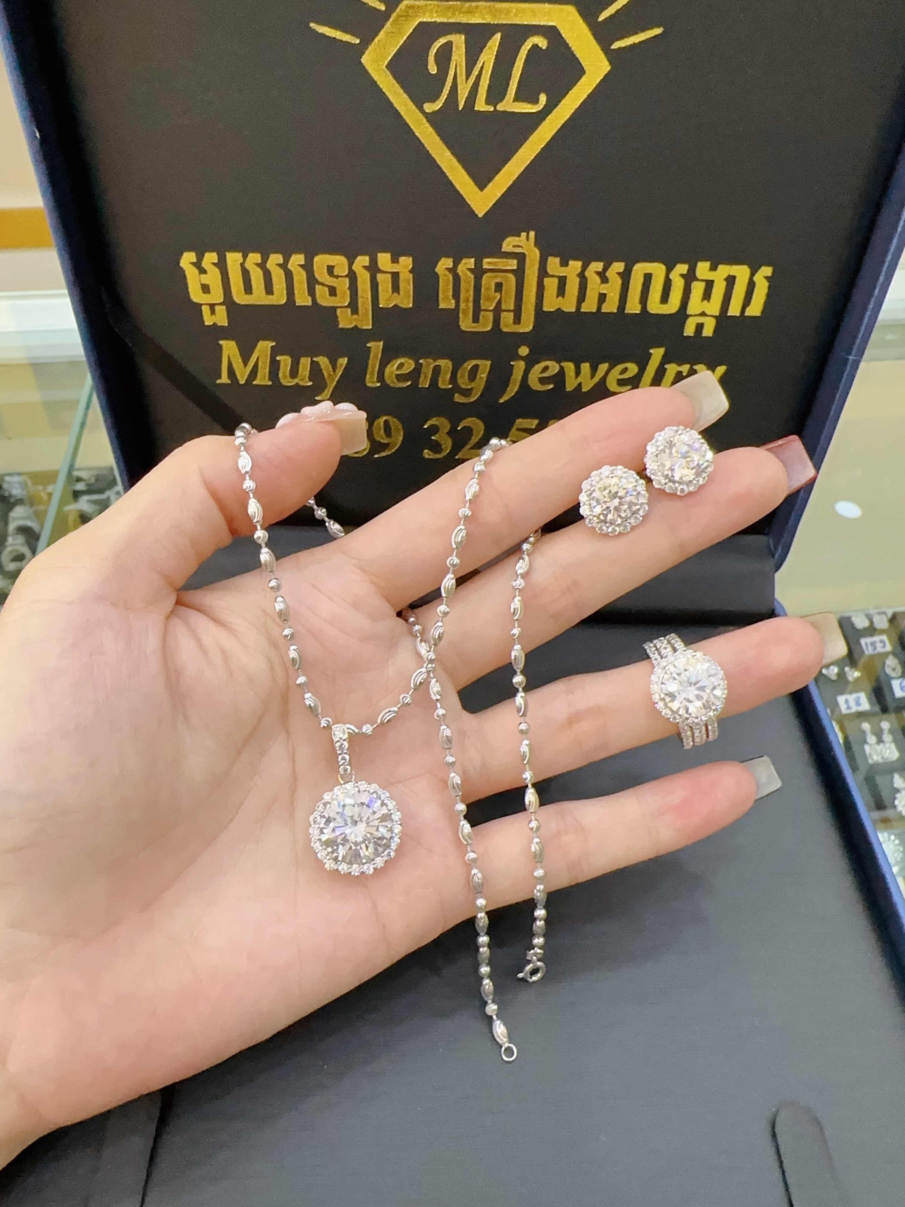 ឈុត