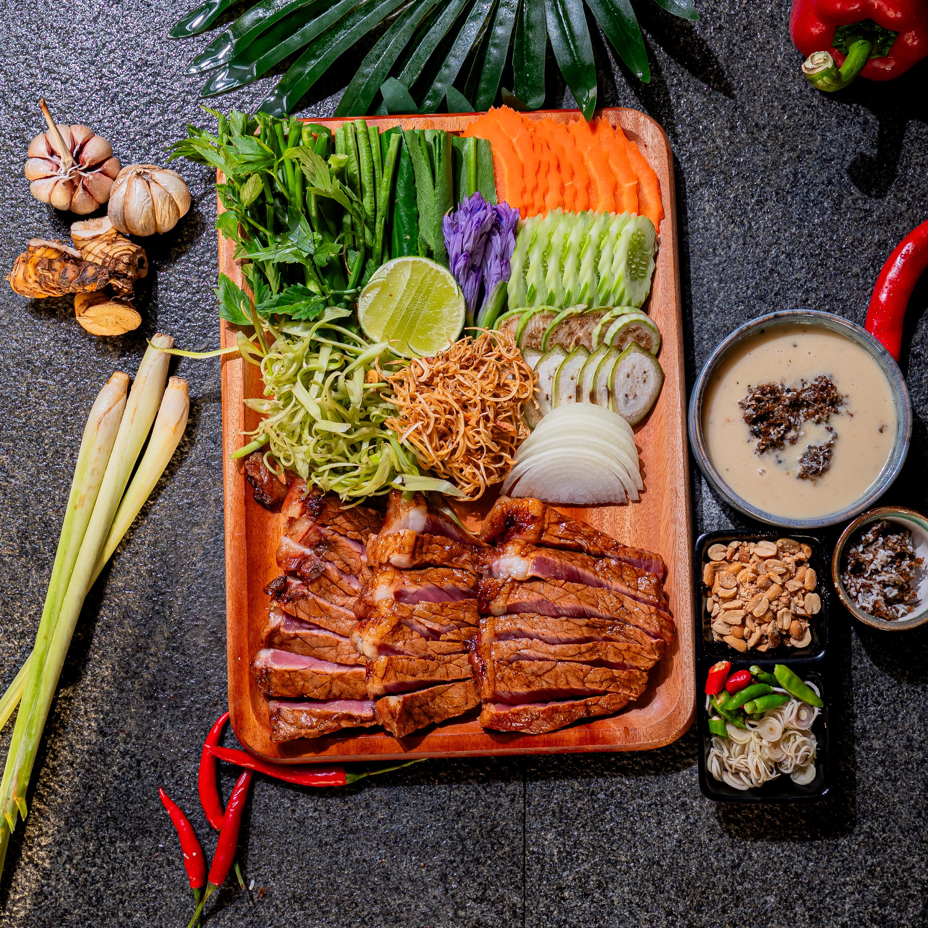 សាច់គោអាំងទឹកប្រហុក Grilled Khmer beef with fish fermented sauce  高棉式烤牛肉