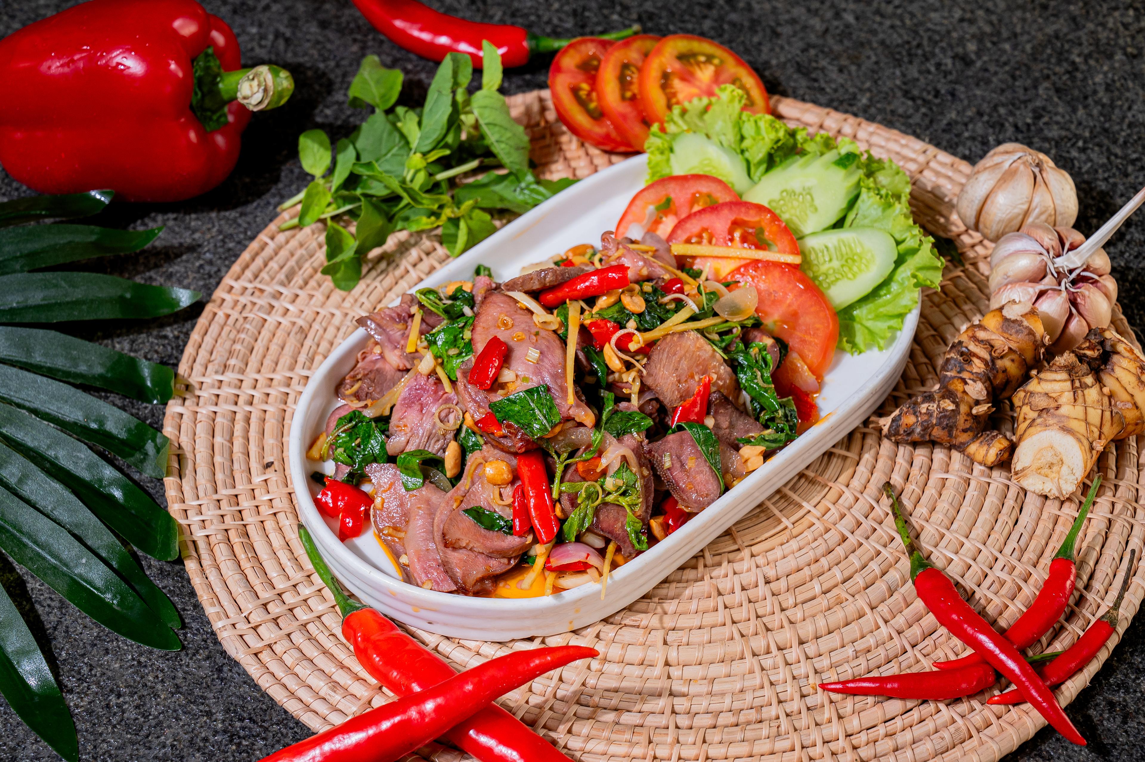 អណ្តាតគោឆាក្តៅ Stir fried beef tongues with  khmer herbs 高棉香料炒牛舌