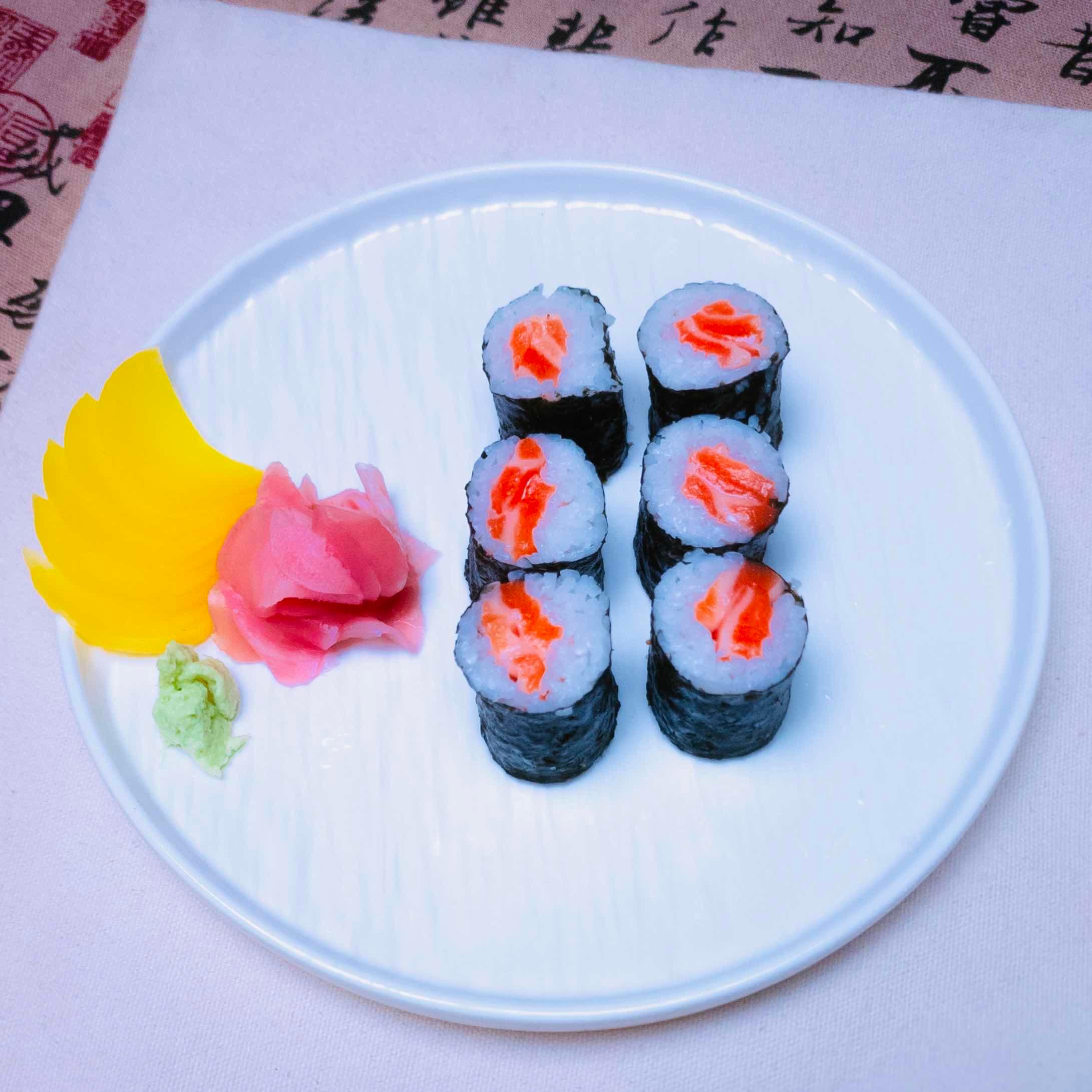 Salmon Makik Roll