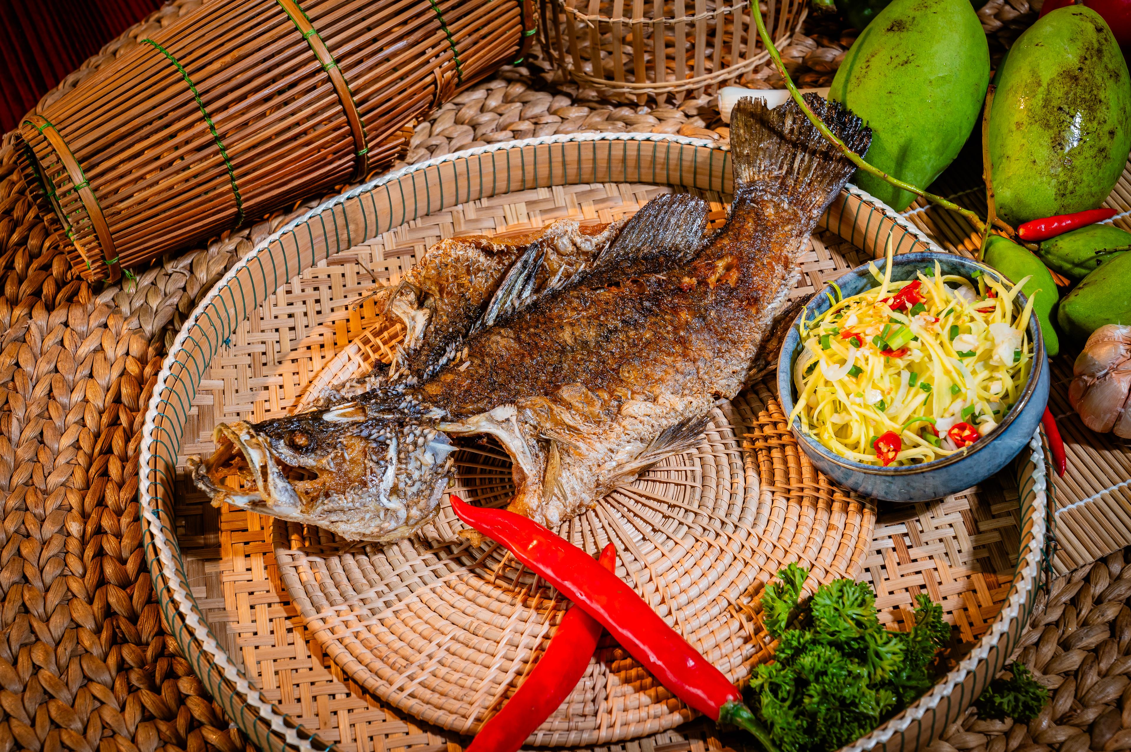 ត្រីឆ្ពុងបំពងទឹកត្រីស្វាយ  Deep fried seas bass with green mango & fish sauce 青芒果酱炸海鱼