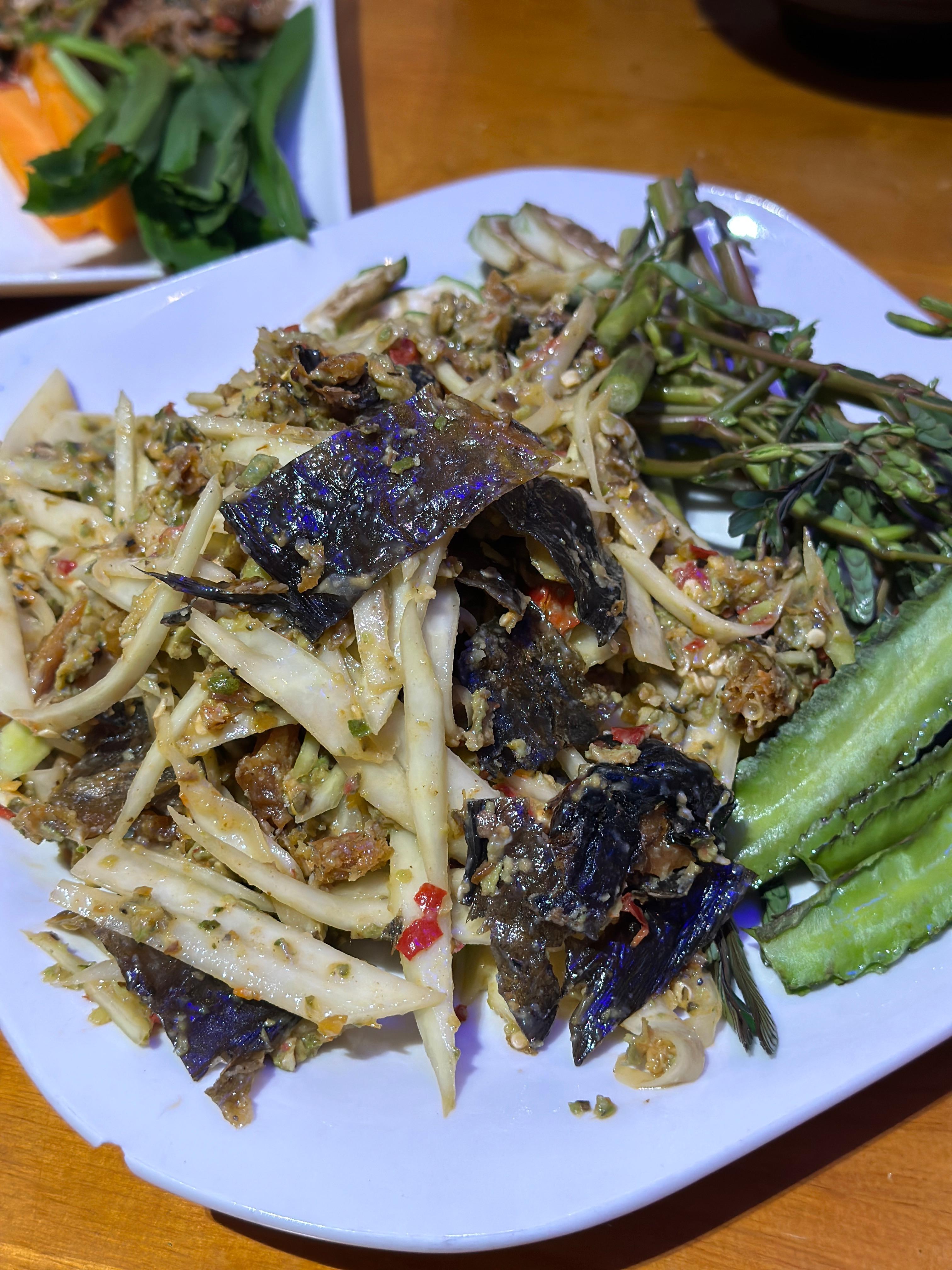 បុកល្ហុងអំពិលខ្ចីត្រីឆ្អើរ