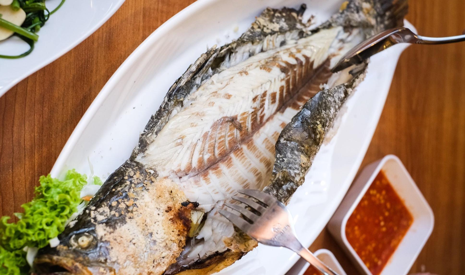 ត្រីស្ពង់ដុតអំបិល Grilled Seabass With Salt