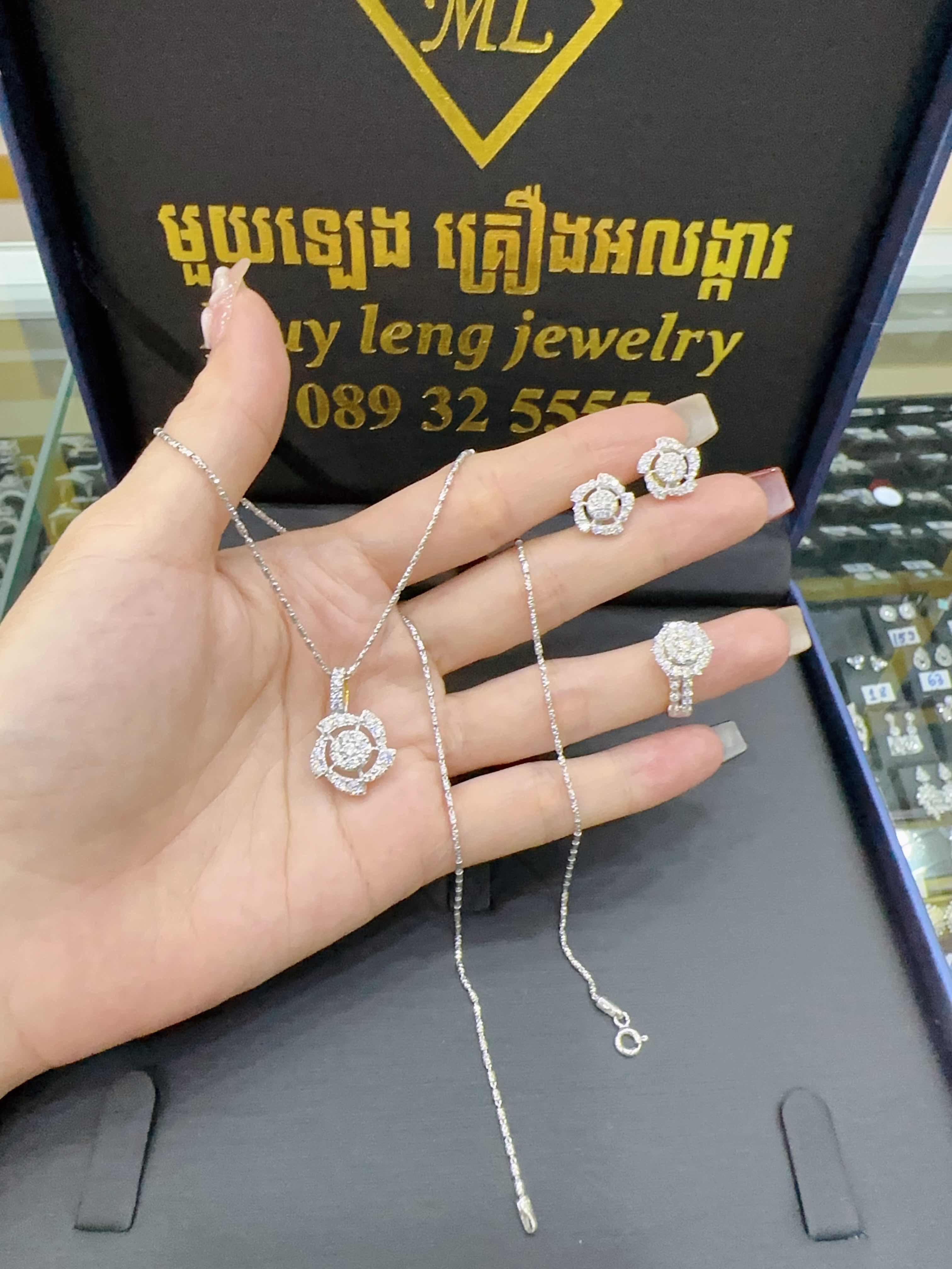 ឈុត