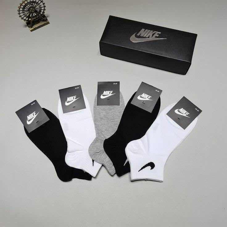 ស្រោមជើង Nike កខ្លី