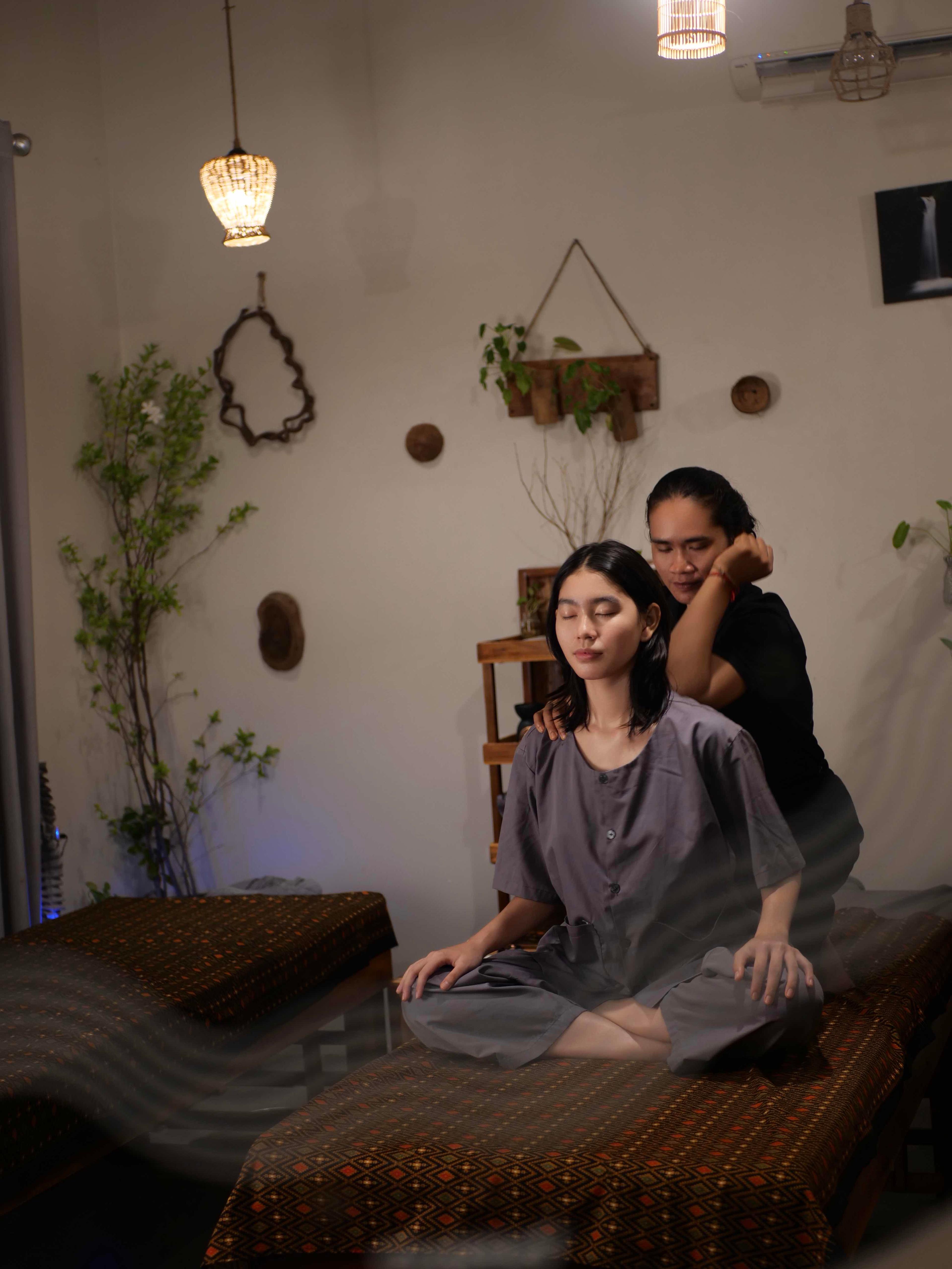 ម៉ាស្សាខ្លួនបែបខ្មែរ | Traditional Khmer Massage 60mn