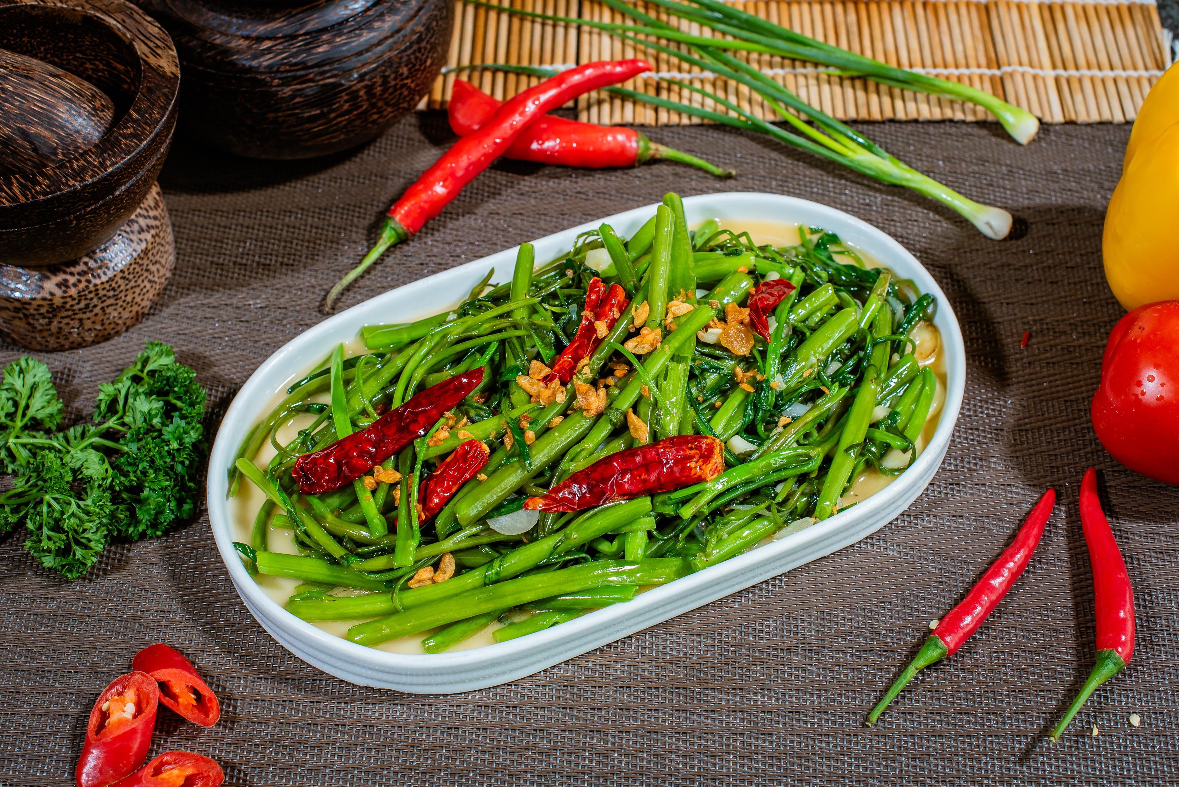 ឆាត្រកួនប្រេងខ្យង Stir fried morning glory with oyster sauce 蚝油炒牵牛花