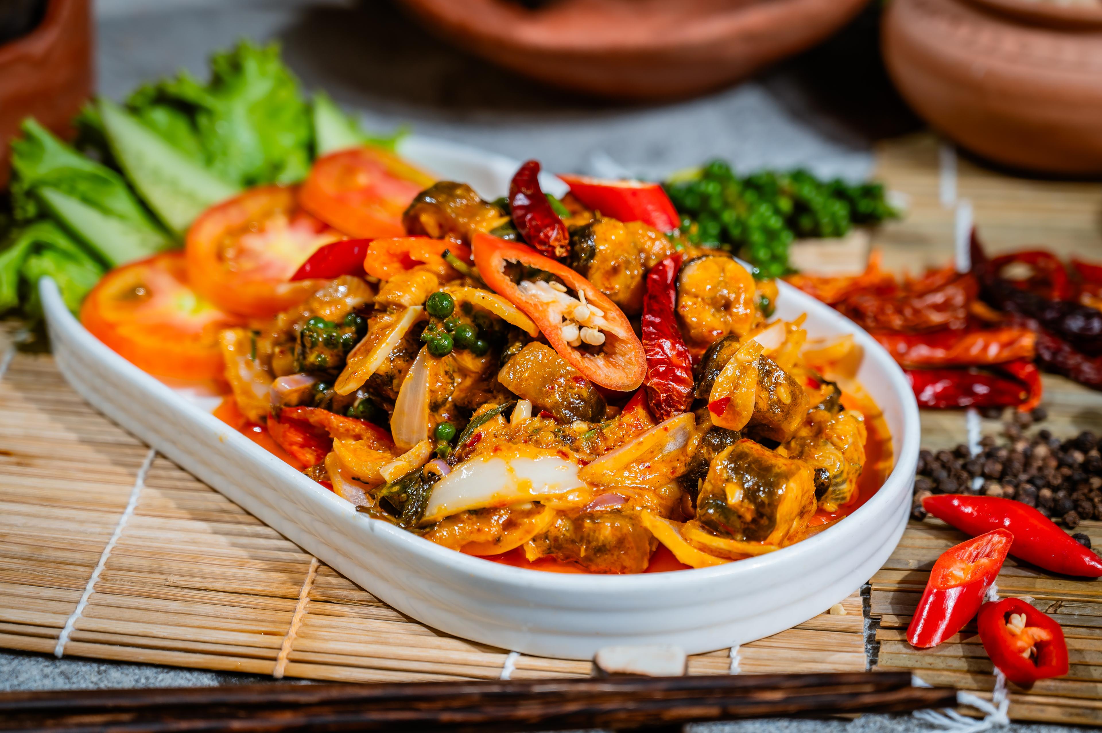 អន្ទង់ឆាកែង Stir fried ell with  traditional Khmer sauce 传统高棉酱炸鳗鱼