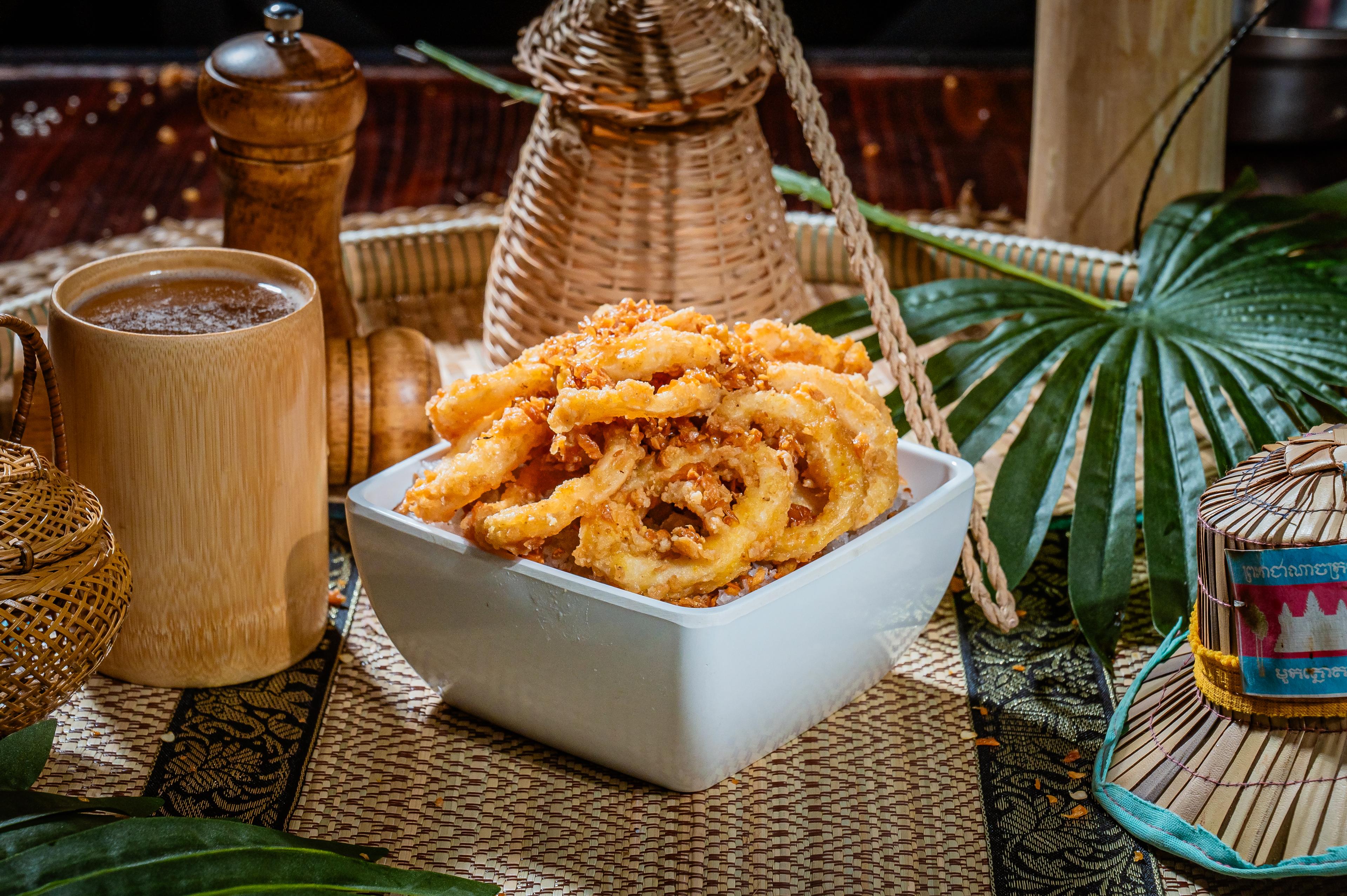 មឹកបំពងខ្ទឹមស Deep fried squid with golden garlic 蒜蓉炒鱿鱼