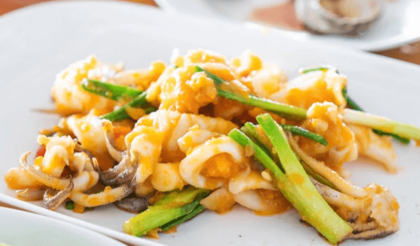 មឹកឆាពងទាប្រៃ Fried Squids with Salty Egg