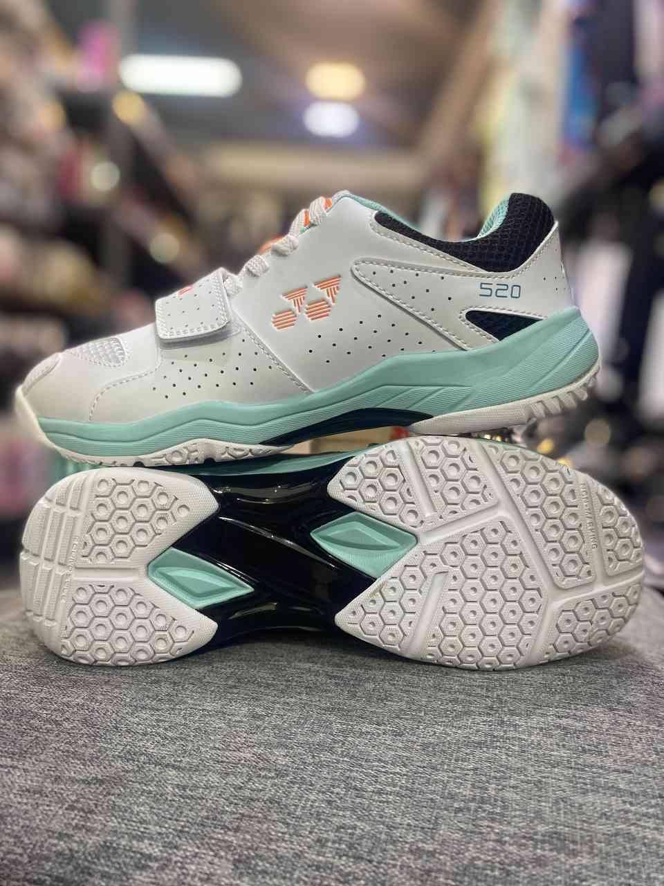 ស្បែកជើងYOVKSI