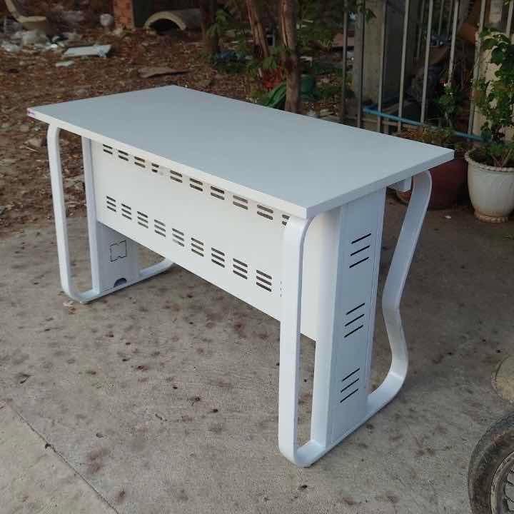 តុជើងដែក