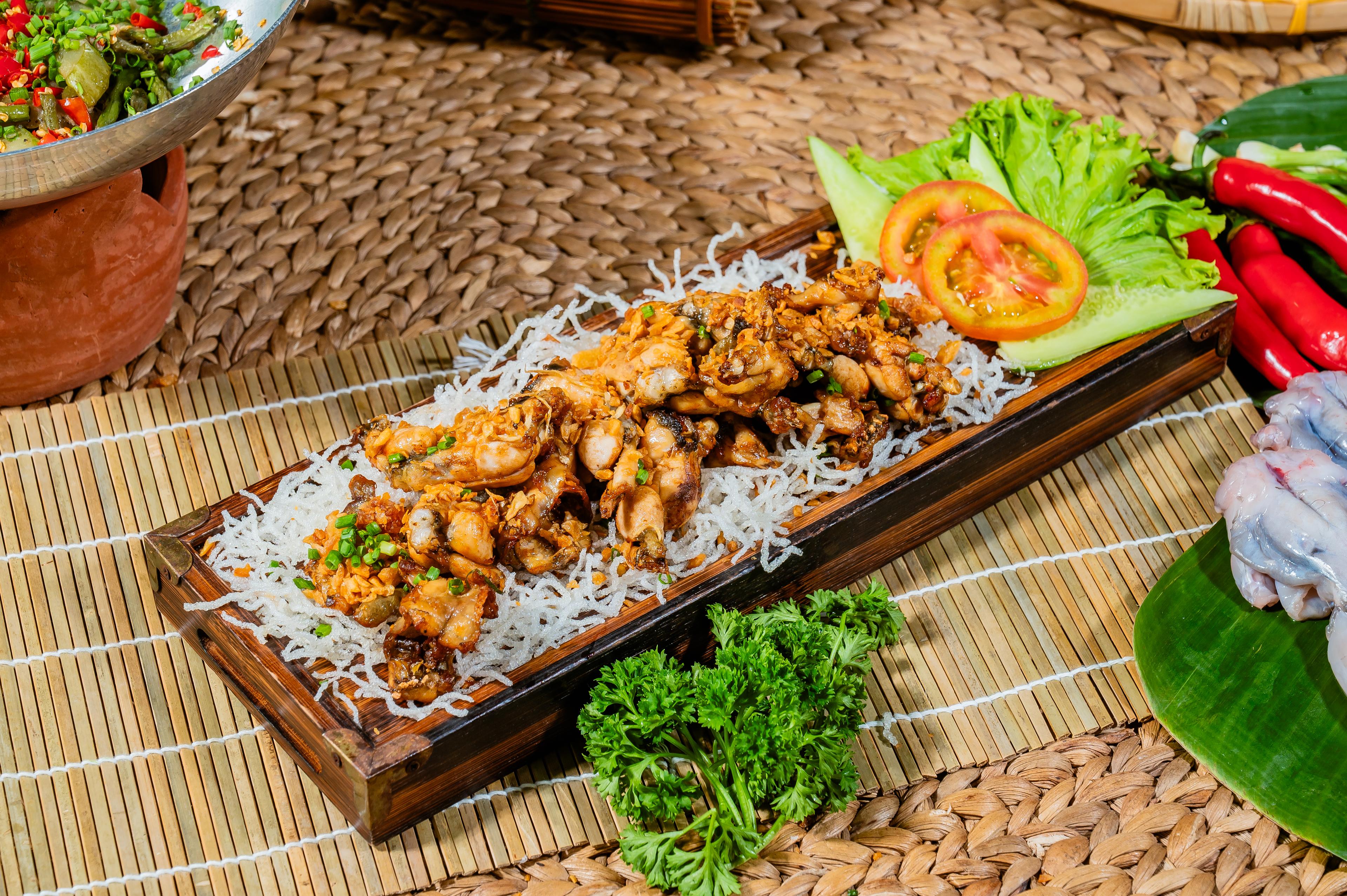 កង្កែបបំពងខ្ទឹមស Deep fried frog with golden garlic 蒜蓉炒田鸡