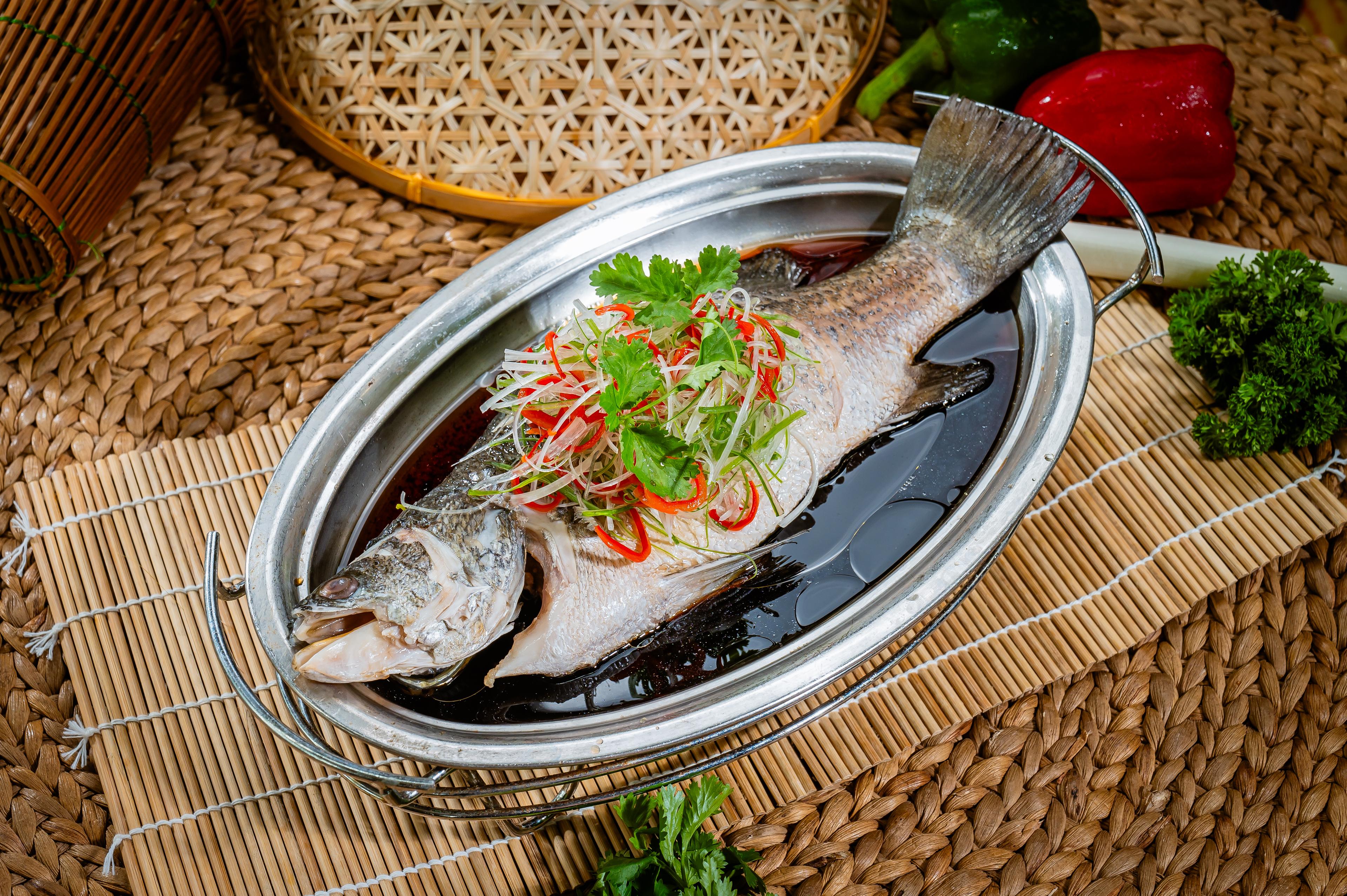 ត្រីឆ្ពុងចំហុយទឹកសុីអុីវ Steamed sea bass with soy sauce 酱油蒸鱼