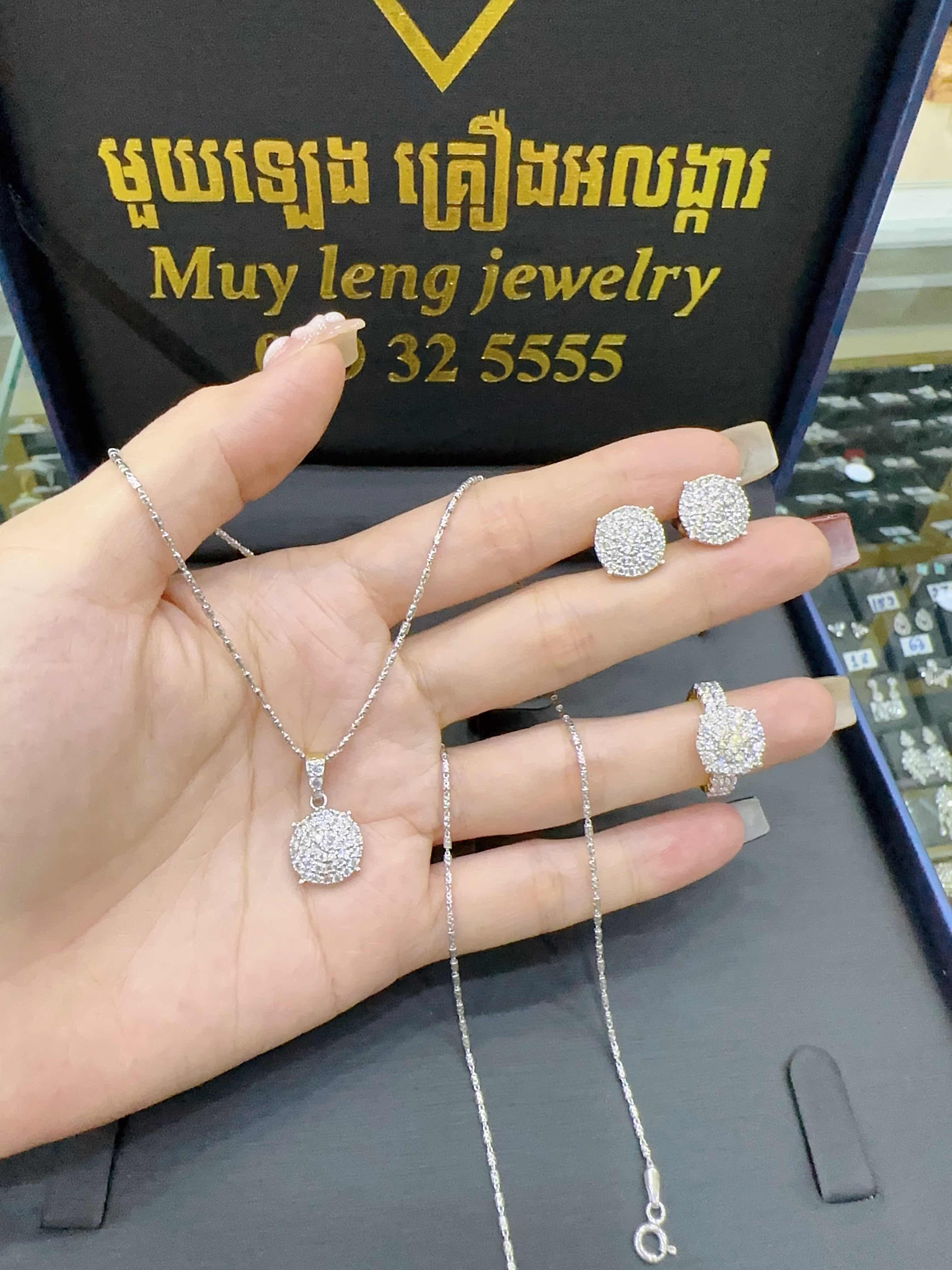 ឈុត
