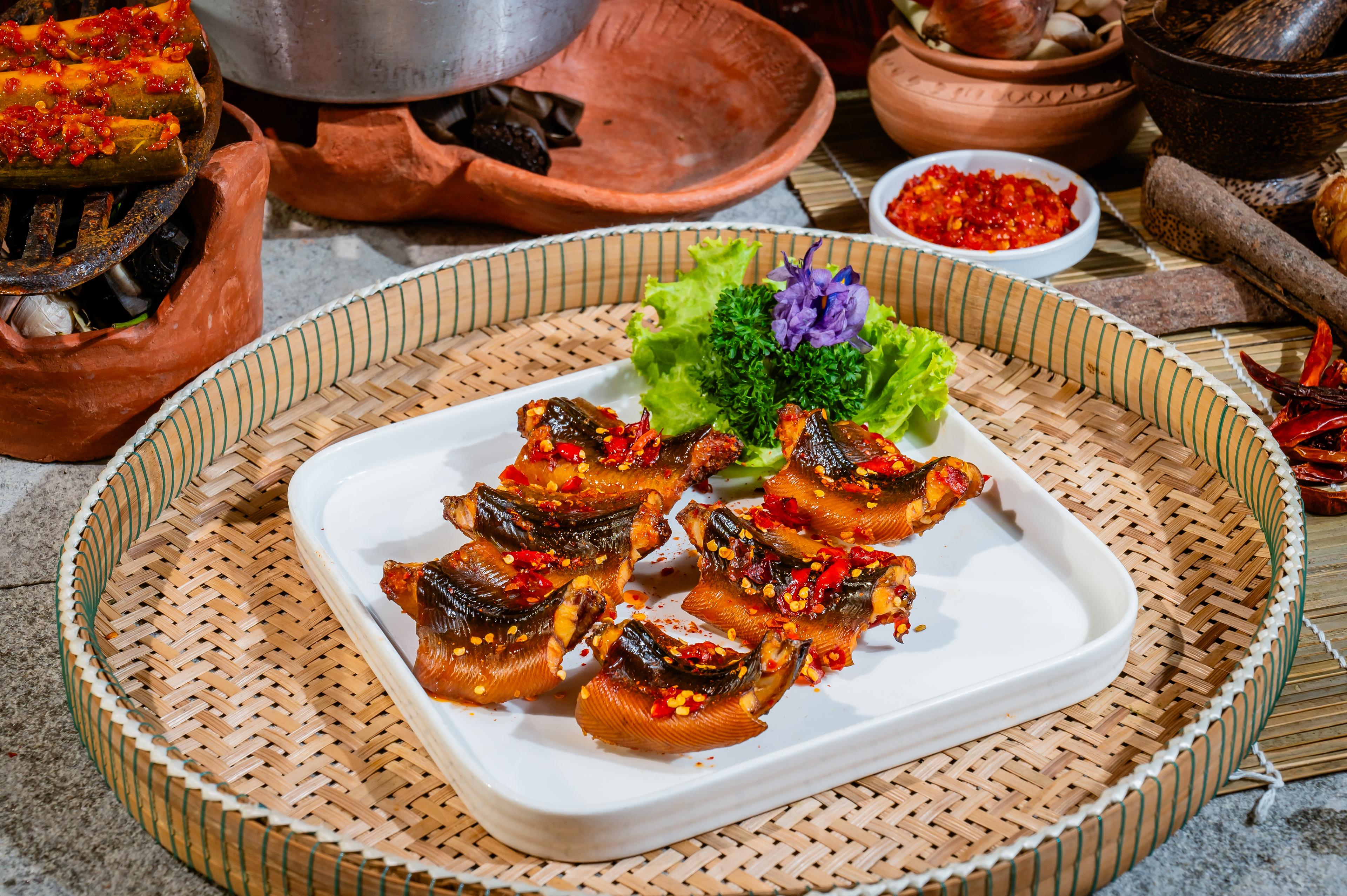 អន្ទង់អាំអំបិលម្ទេស Grilled marinated spicy eel 辣盐鳗鱼