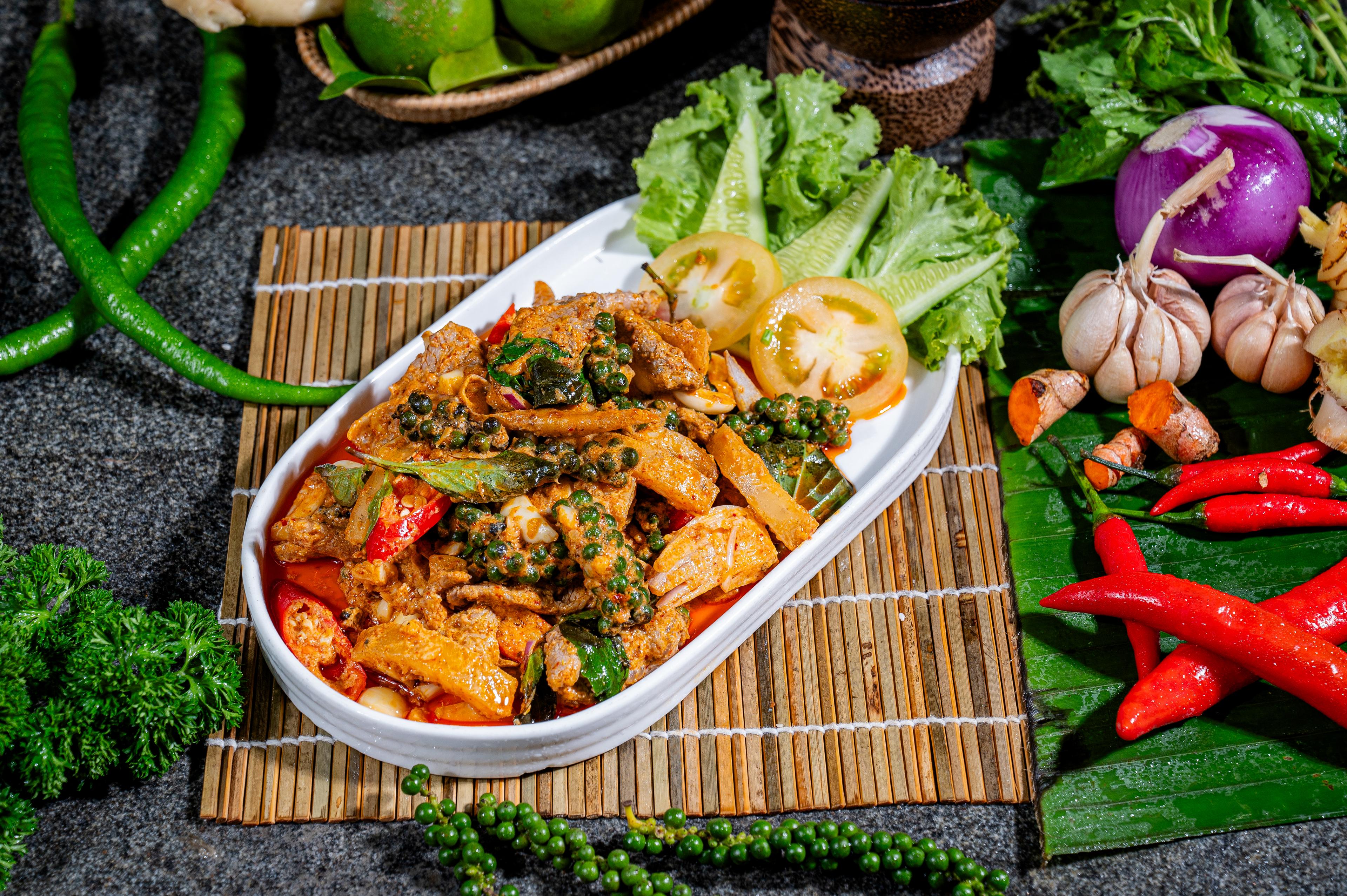 ជ្រូកព្រៃឆាកែង Stir fried wild boar with  traditional Khmer sauce 炸野猪 传统高棉酱