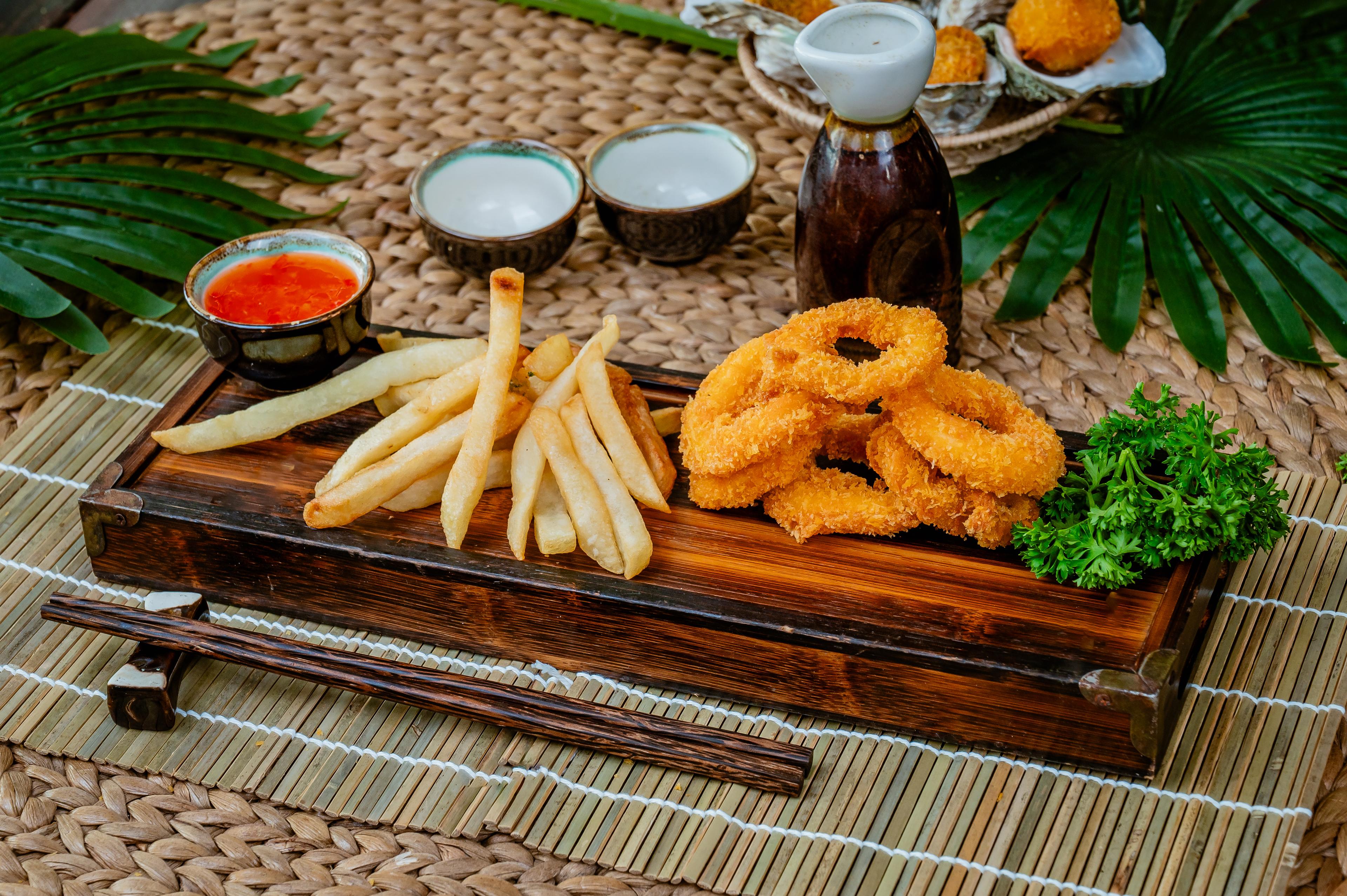 មឹកបំពងម្សៅជាមួយដំឡូងបំពង Squid tempura with fries 炸鱿鱼配薯条