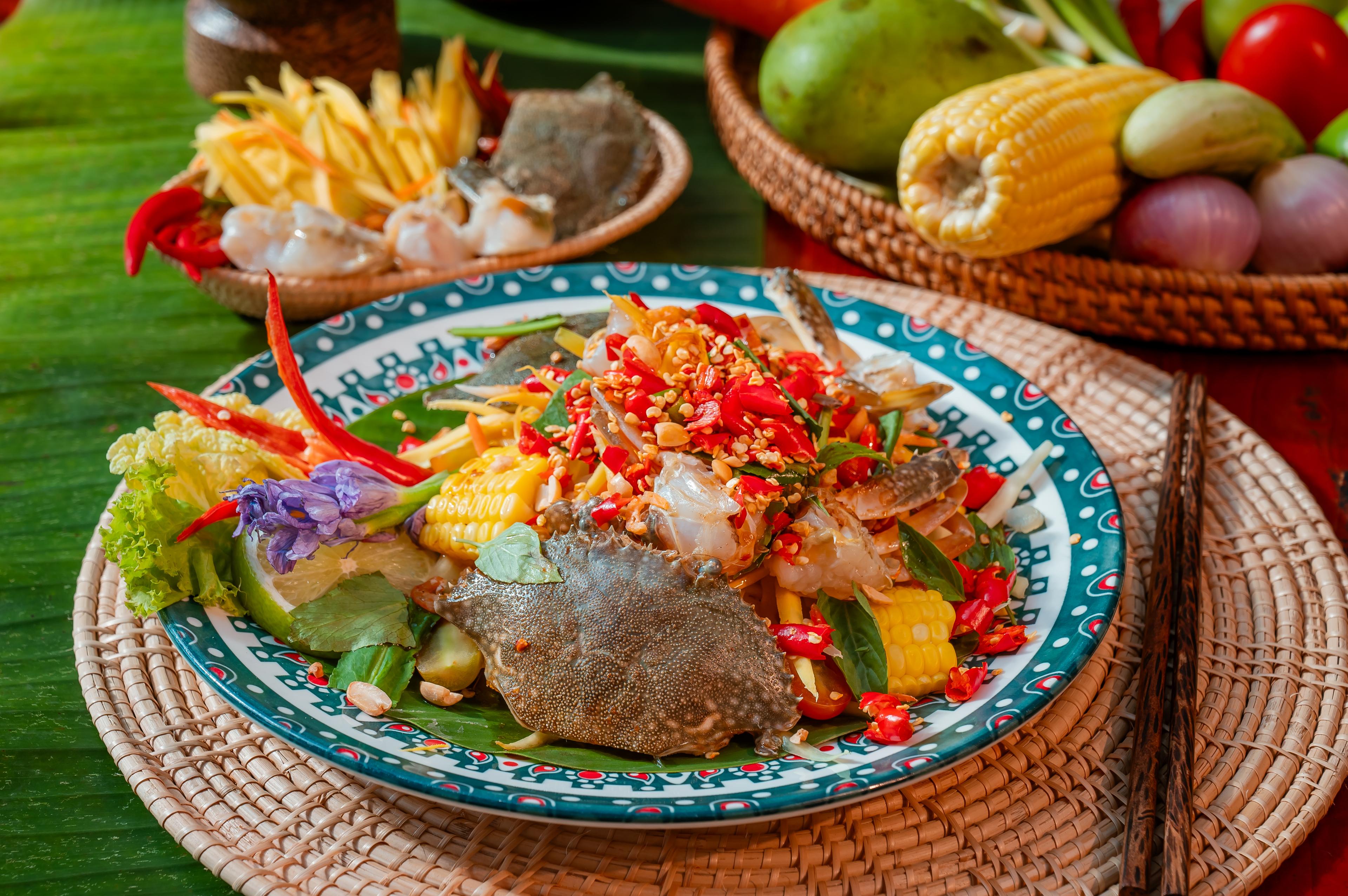 បុកស្វាយខ្ចីក្តាមសេះ Mango salad with raw blue crab  芒果沙拉配生蓝蟹