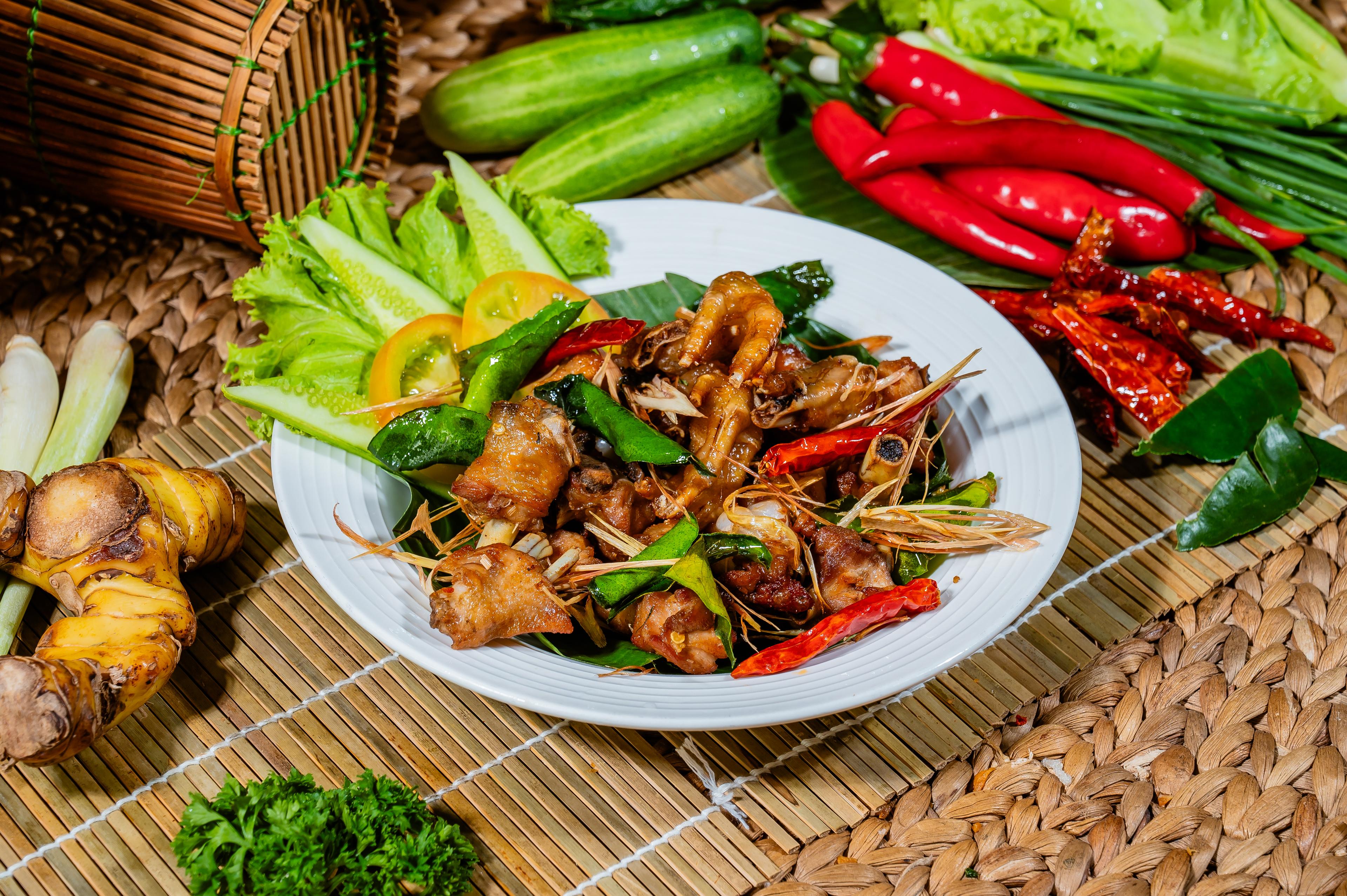 មានលីងគល់ស្លឹកគ្រៃ Stir fried chicken with  lemongrass 香茅炸鸡