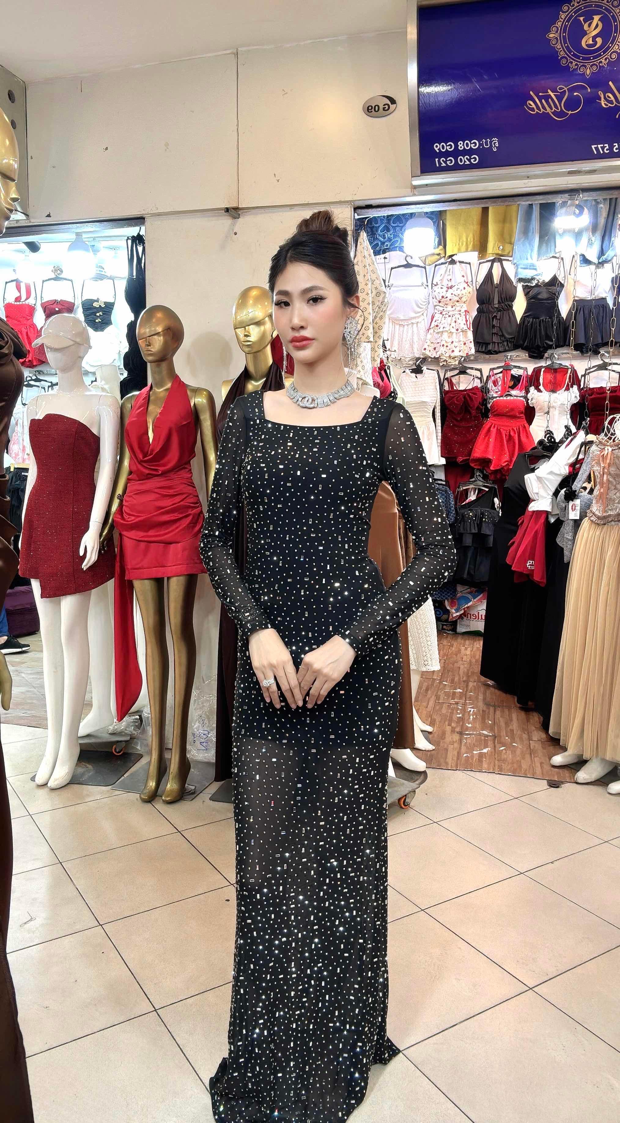 រ៉ូបត្បូងដៃវែង