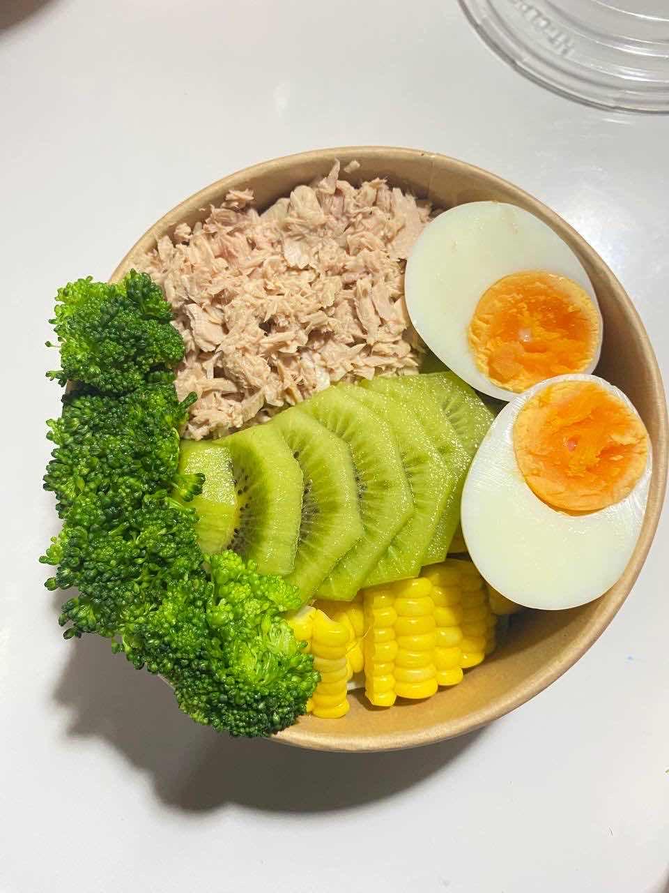 សាឡាដ គីវី+ធូណា+ពង/Salad Kiwi+Tuna+broccoli+egg