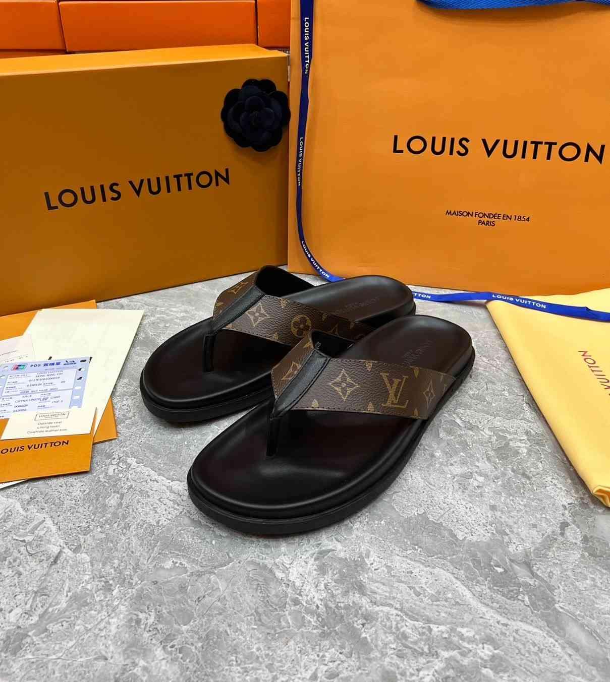 ស្បែកជើង LV 