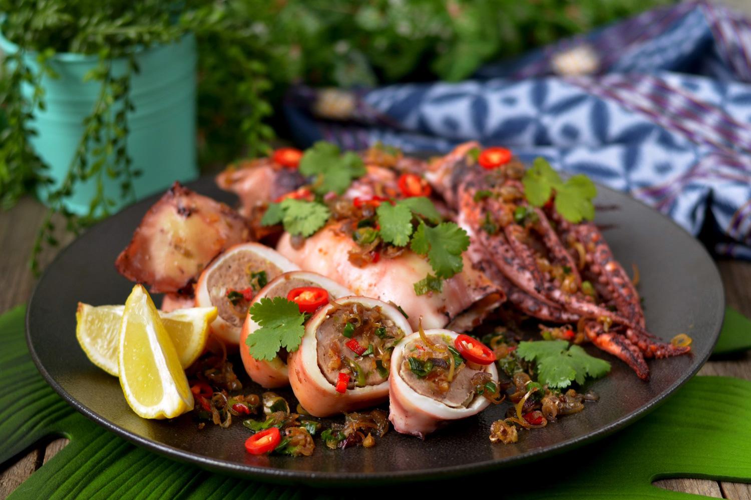 មឹកបំពងញាត់សាច់ Stuffed Squid with Pork Mince