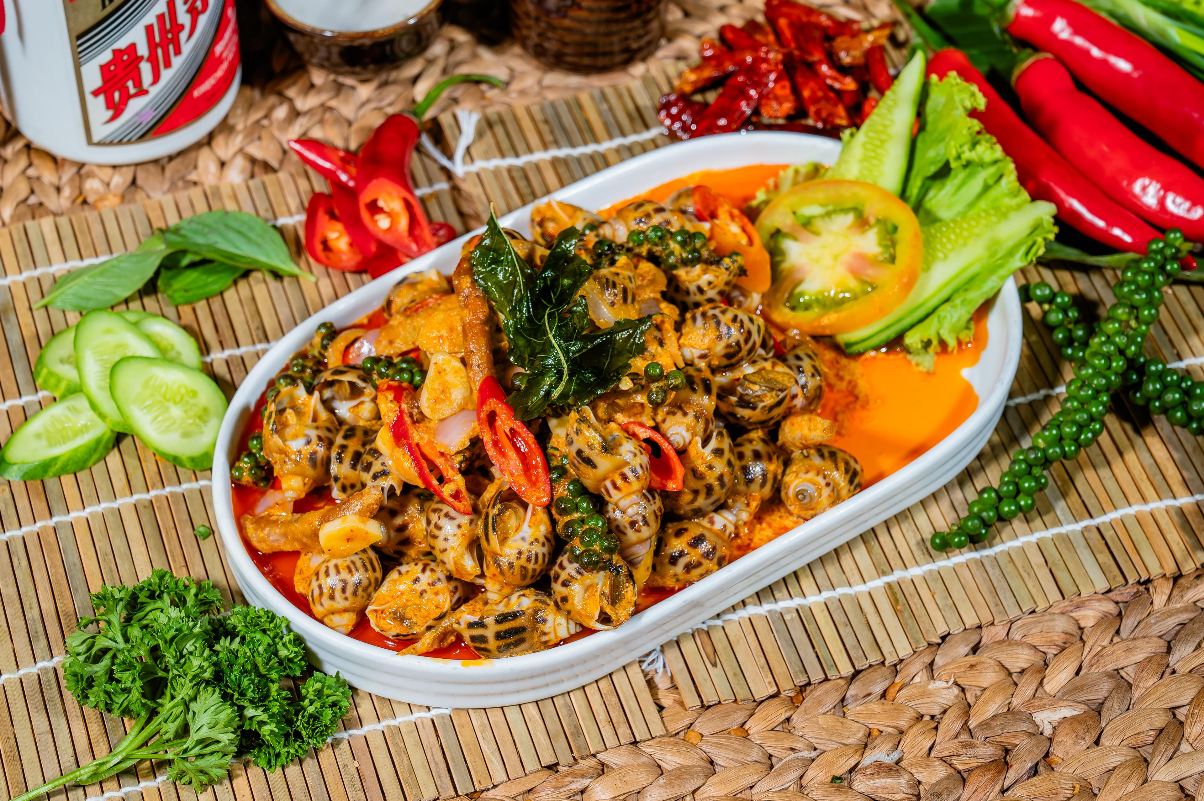 ខ្យងប៉ារ៉ាឆាកែង Steamed snails with  traditional Khmer sauce 传统高棉酱炸蜗牛