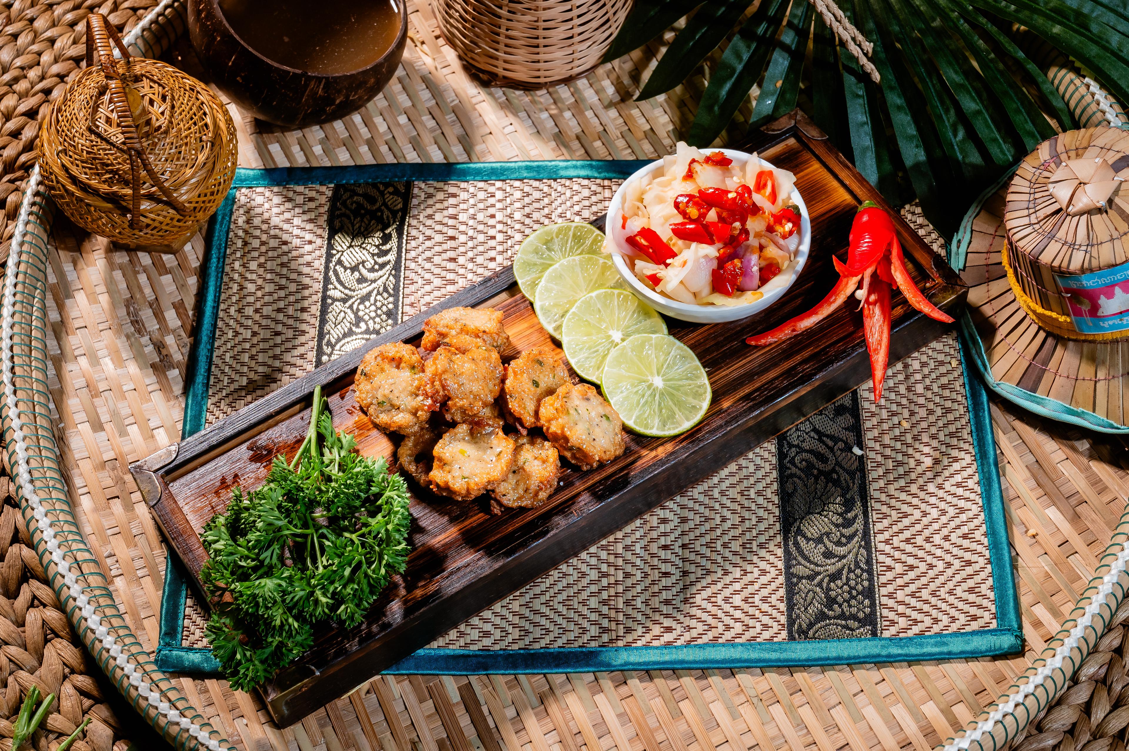 ប្រហិតត្រីចៀន Fried fish meatballs 炸鱼肉丸