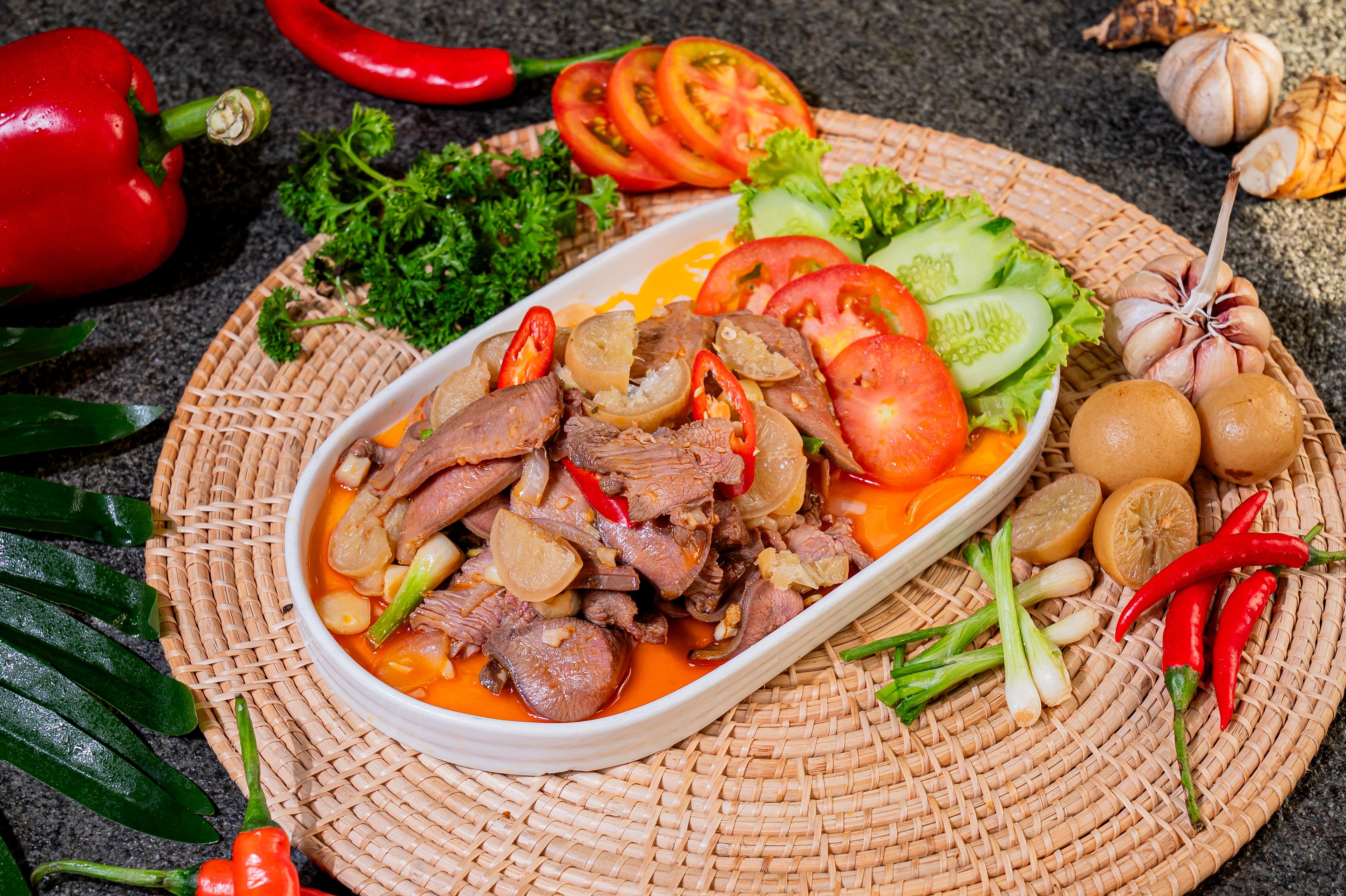 អណ្តាតគោឆាង៉ំាង៉ូវ Stir fried beef tongues with lime pickled 咸柠檬炒牛舌