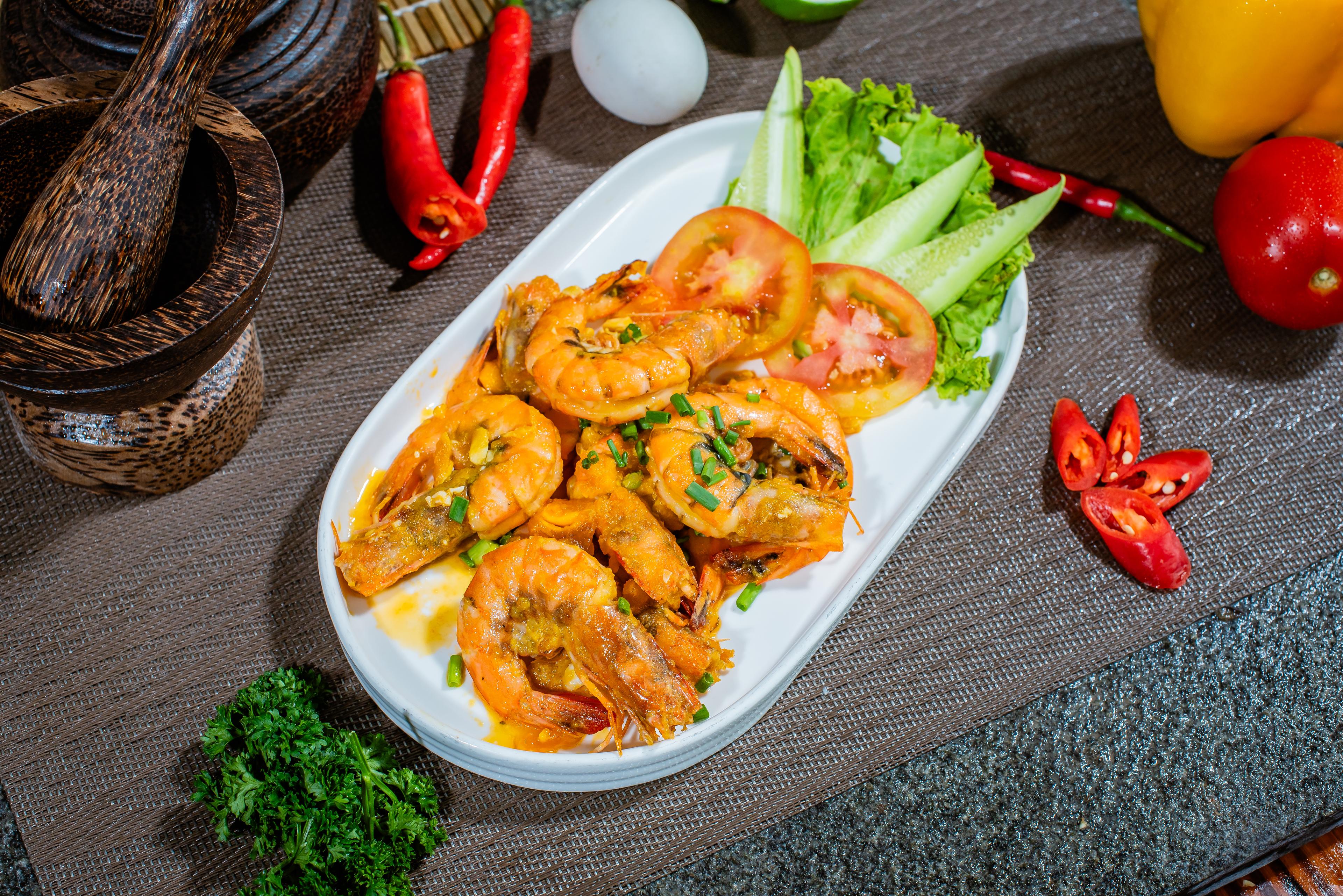 បង្គាឆាពងទាប្រៃ Stir fried shrimp with salty eggs 咸蛋炒虾