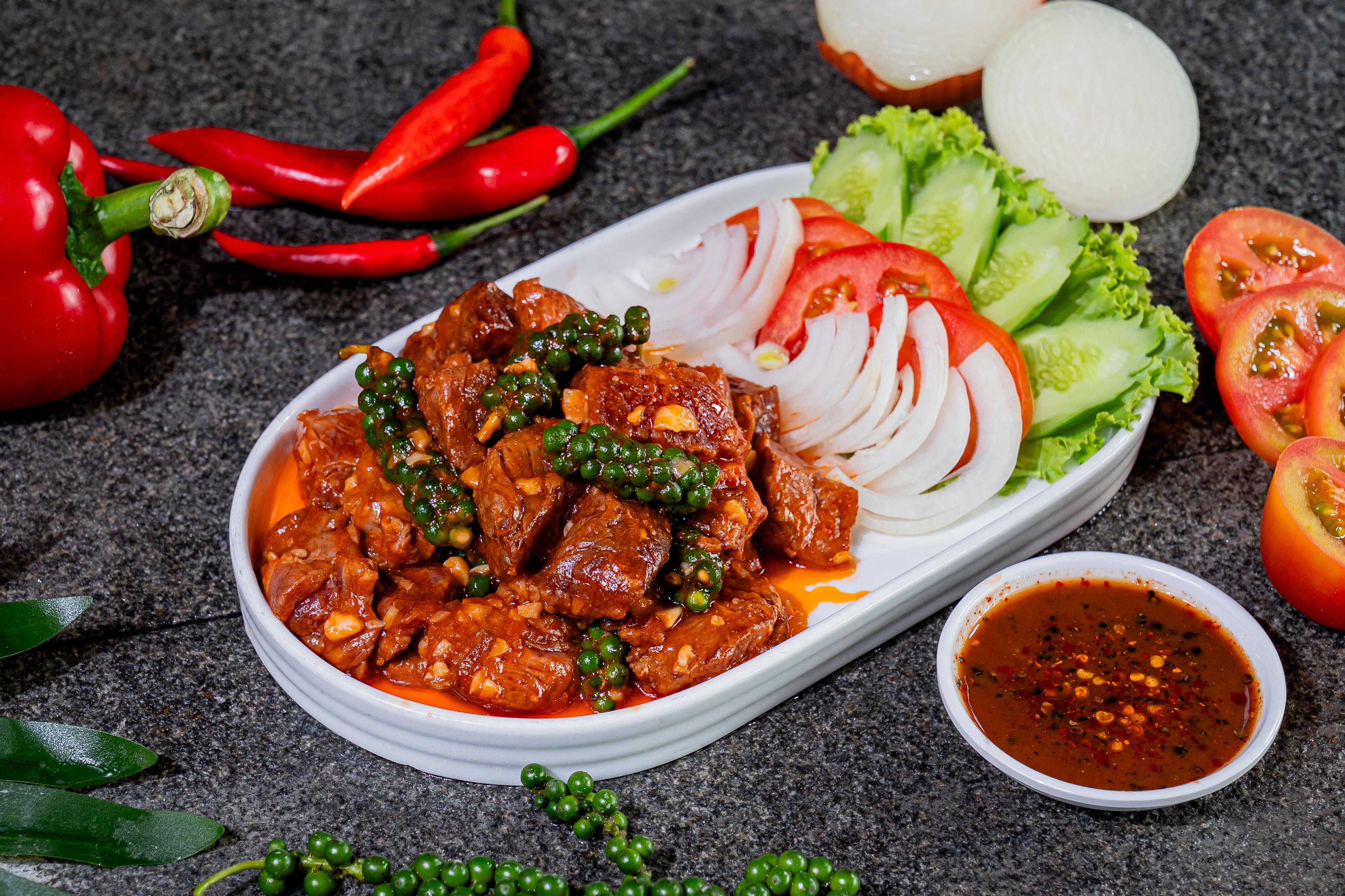 ឡុកឡាក់សាច់គោ Beef lok lak 胡椒牛肉